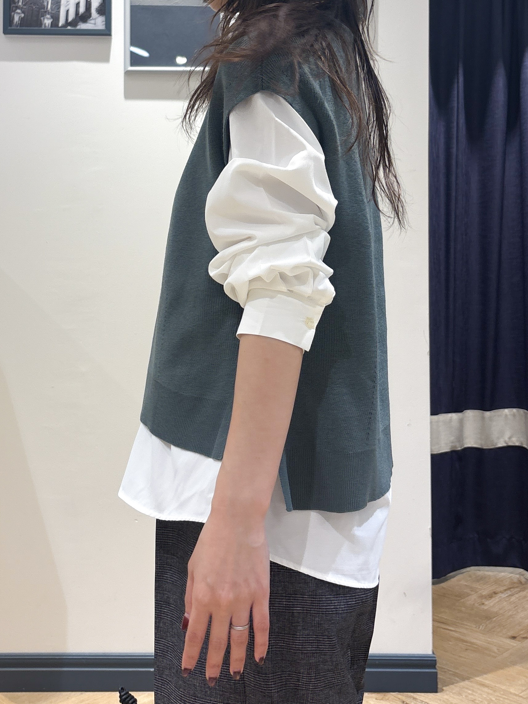 ayakaさんの「grove｜【2点セット/時短・着回し】着るだけでコーデが完成 ニットベスト&times;シャツ」を使ったコーディネート