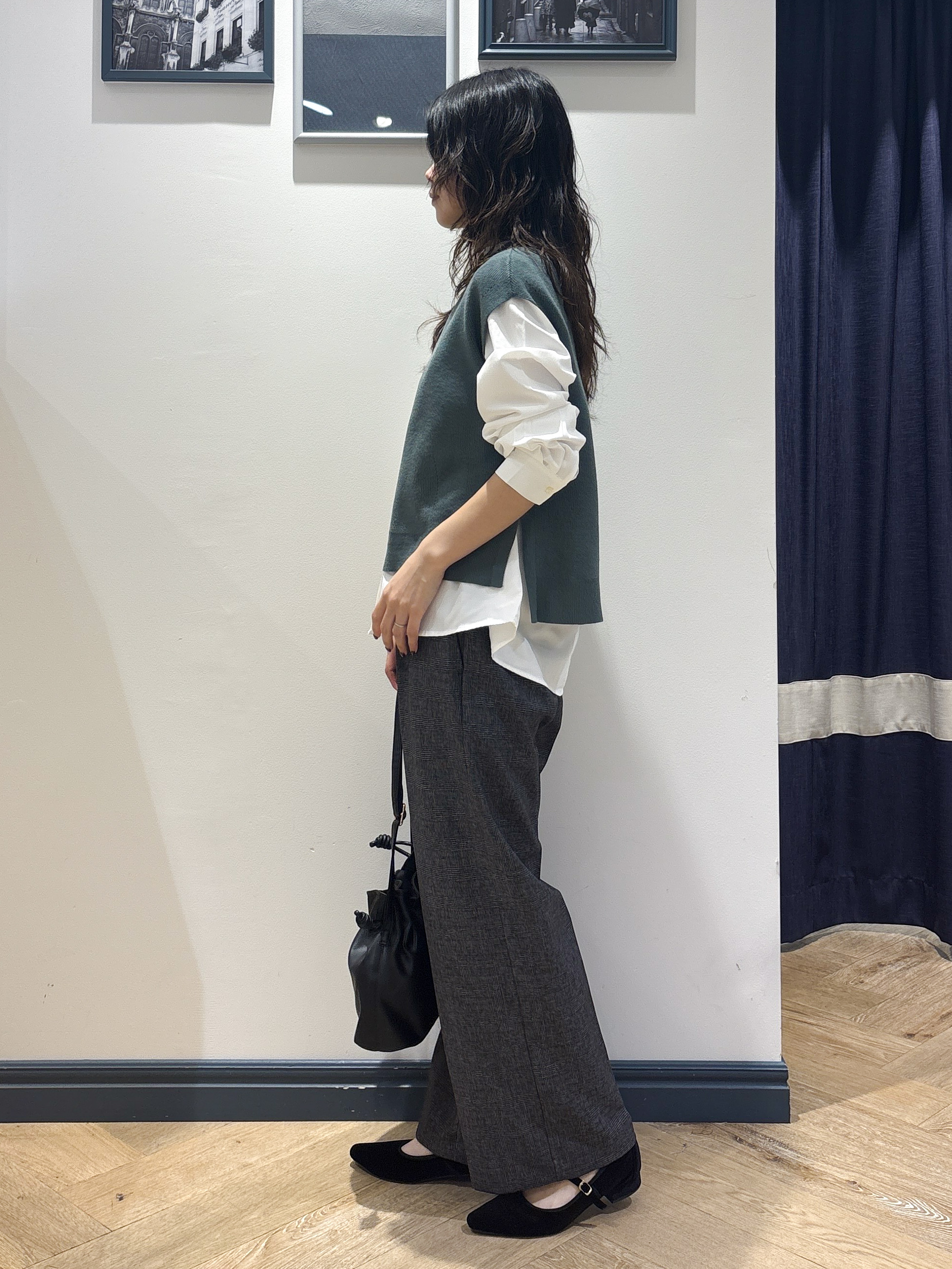 ayakaさんの「grove｜【2点セット/時短・着回し】着るだけでコーデが完成 ニットベスト&times;シャツ」を使ったコーディネート