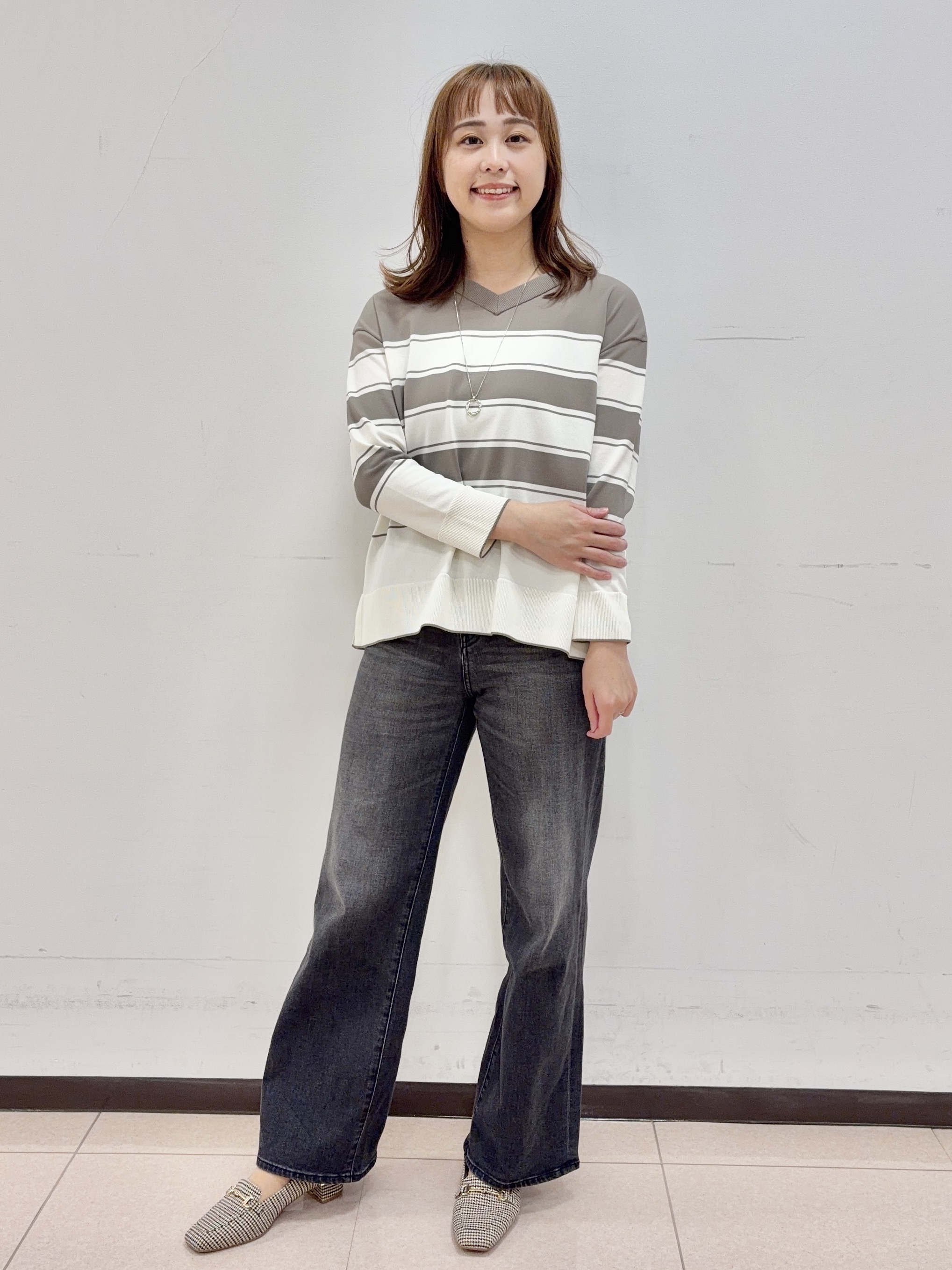 りおさんの「UNTITLED｜【顔周りすっきり/体型カバー】ドライタッチVネックニットプルオーバー」を使ったコーディネート