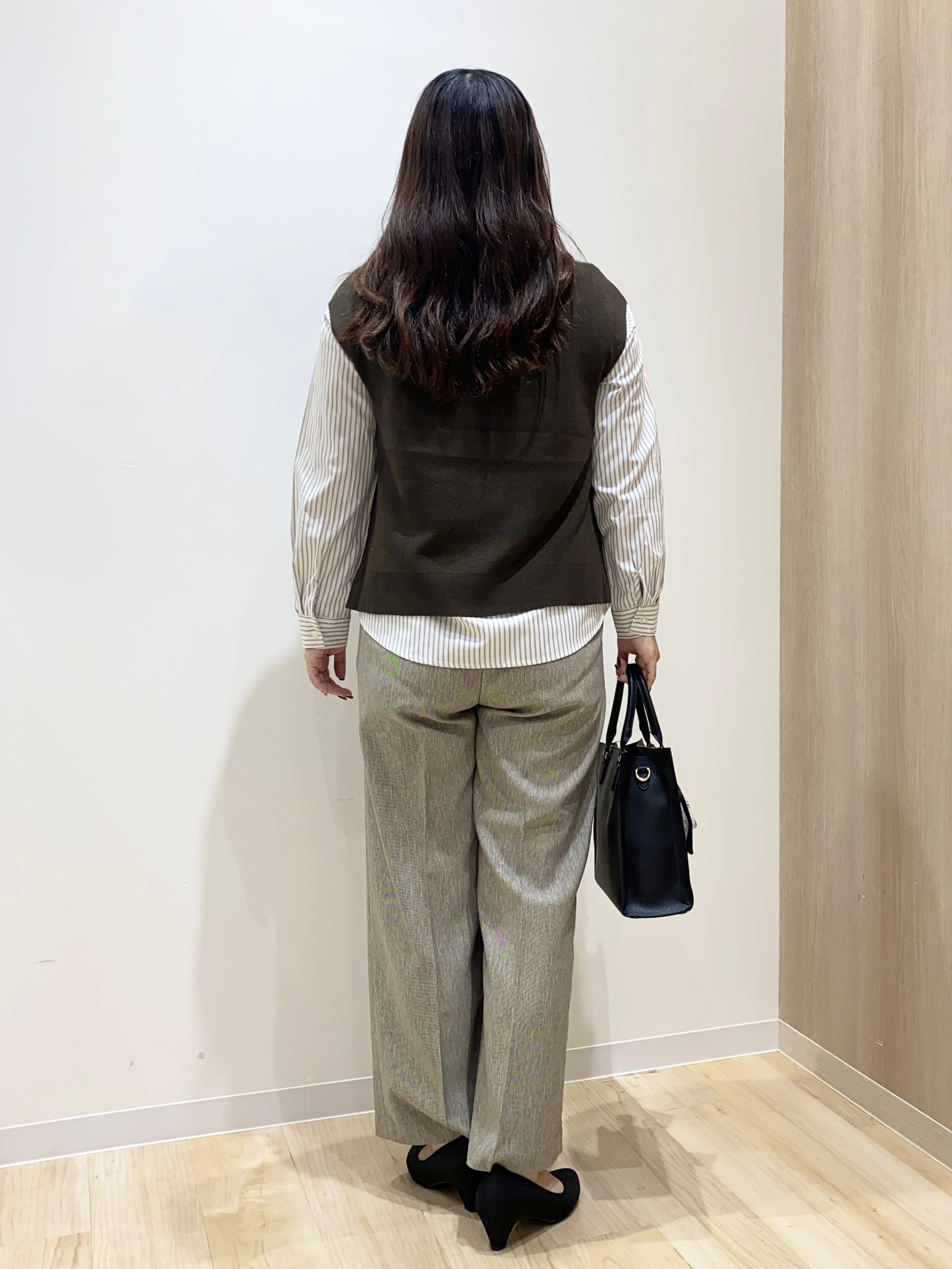 HANAさんの「grove｜【2点セット/時短・着回し】着るだけでコーデが完成 ニットベスト&times;シャツ」を使ったコーディネート