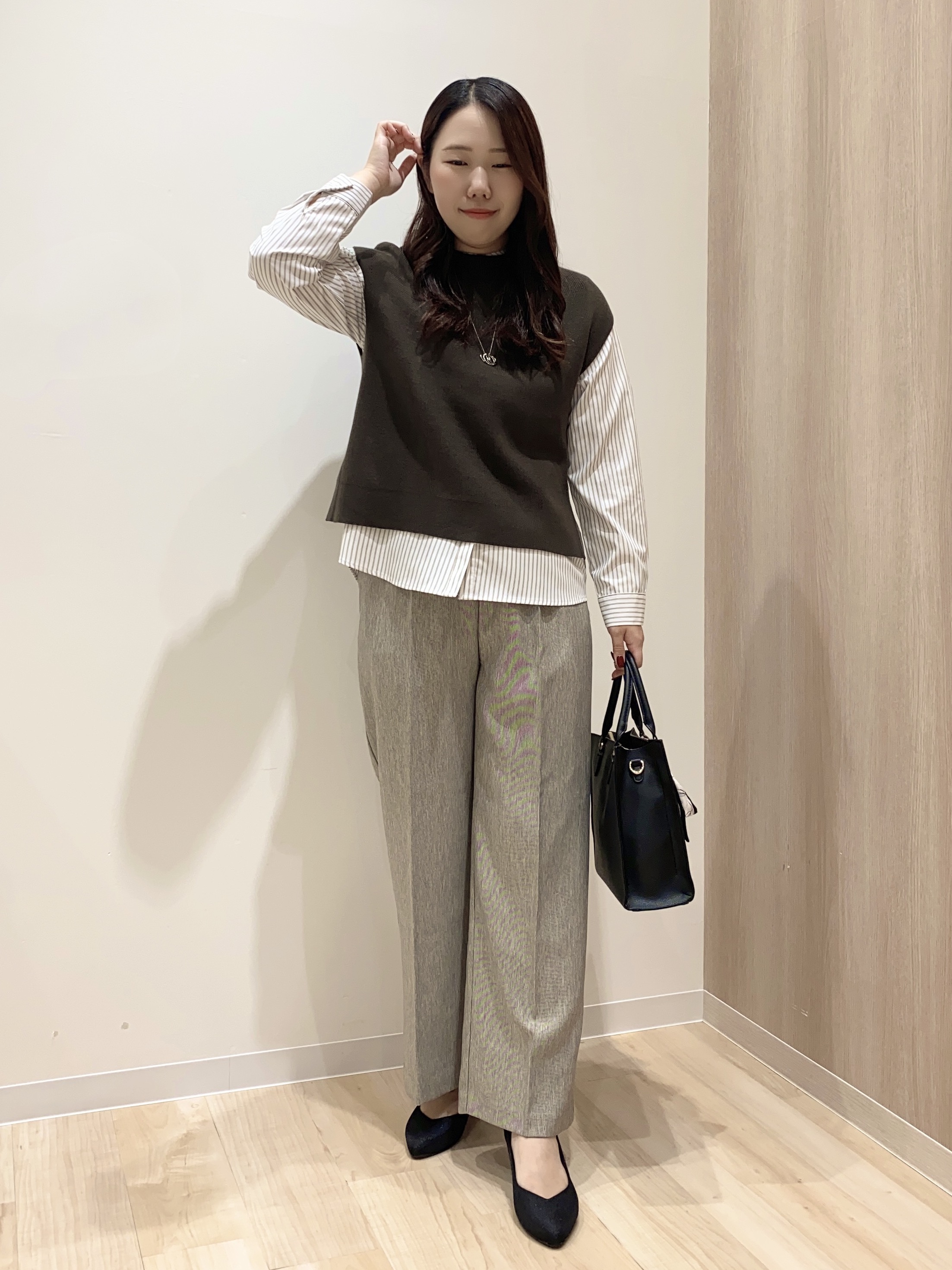 HANAさんの「grove｜【2点セット/時短・着回し】着るだけでコーデが完成 ニットベスト&times;シャツ」を使ったコーディネート