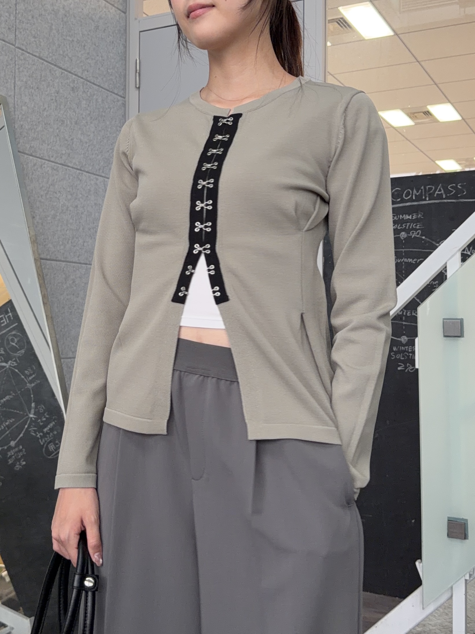 ririkaさんの「INDIVI｜フロントホックコンパクトニットカーディガン」を使ったコーディネート