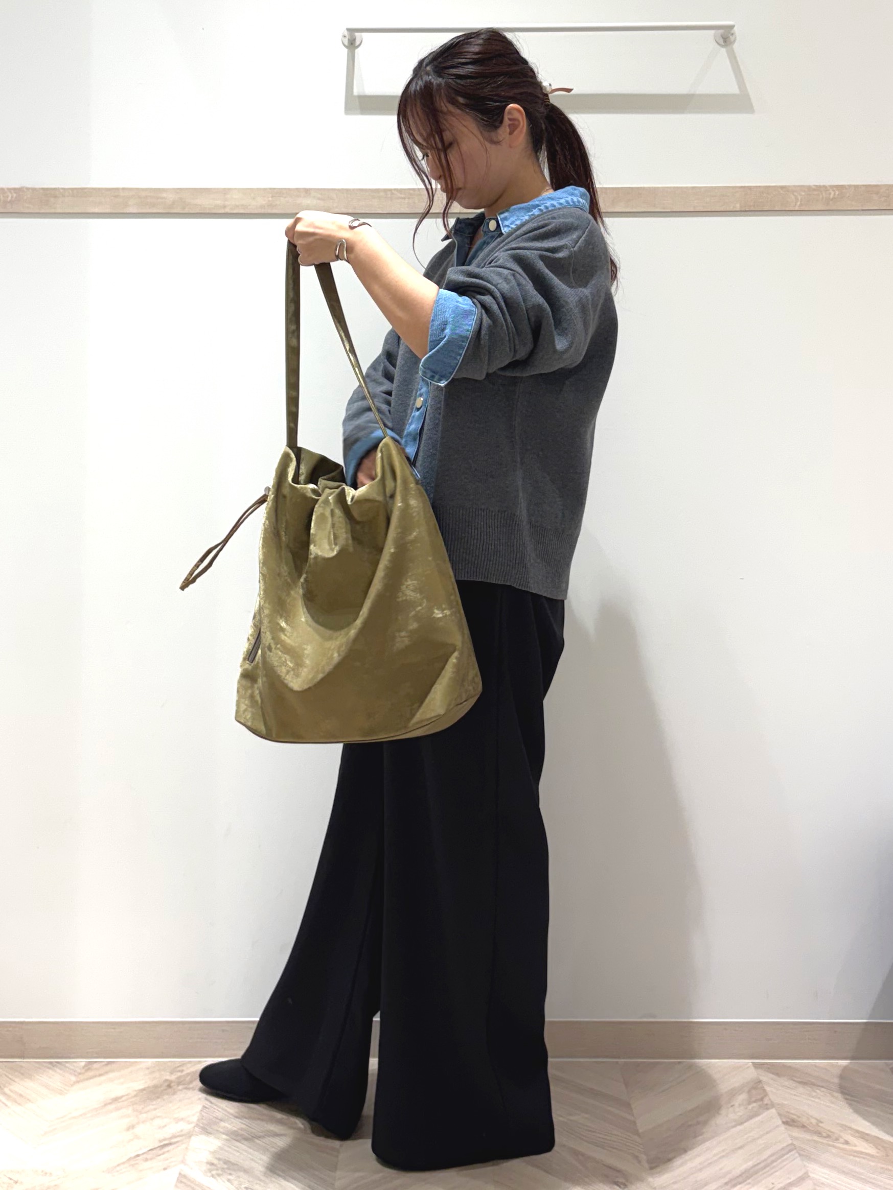 nanaさんの「SHOO･LA･RUE｜【S-LL/洗濯機可】デニム／チェック切替でこなれ見え 金ボタンニットカーディガン」を使ったコーディネート