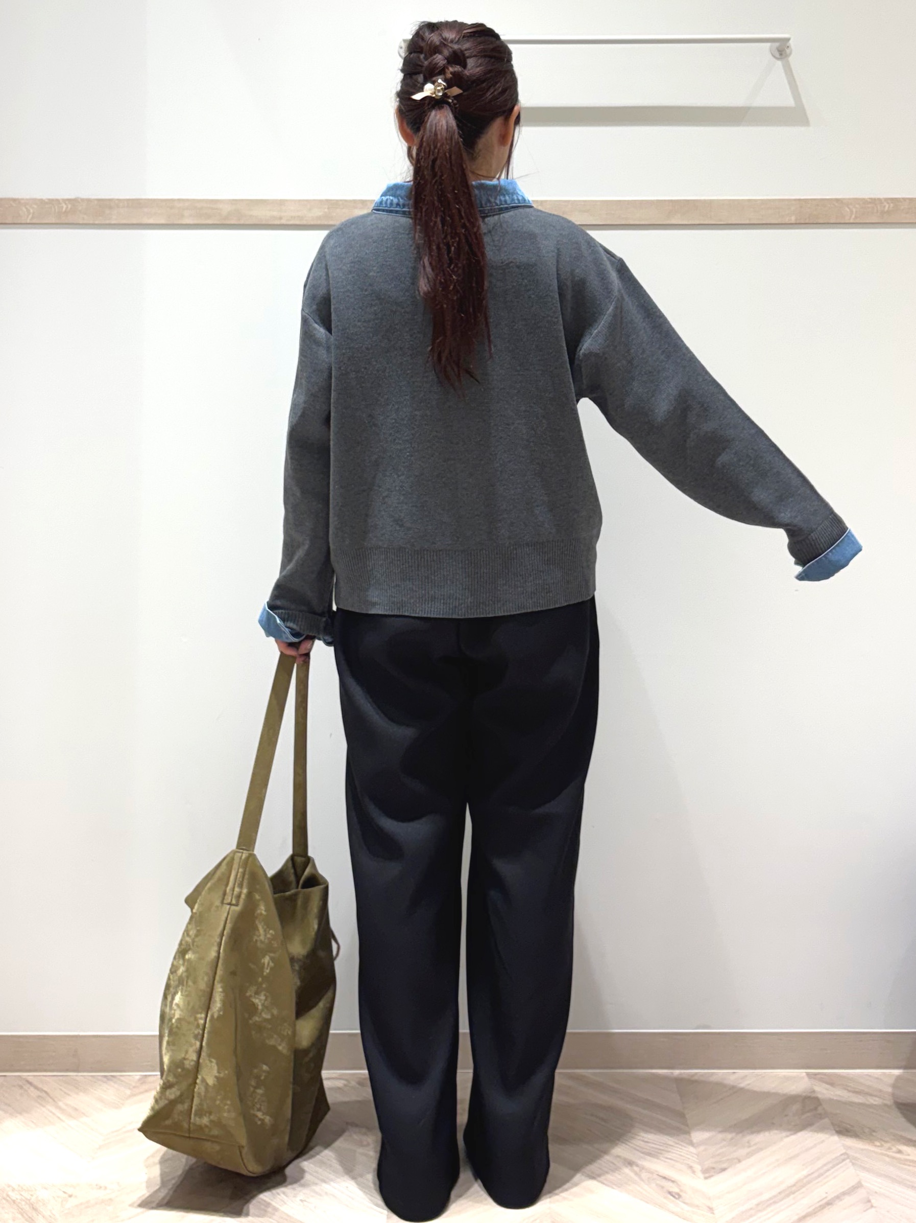 nanaさんの「SHOO･LA･RUE｜【S-LL/洗濯機可】デニム／チェック切替でこなれ見え 金ボタンニットカーディガン」を使ったコーディネート
