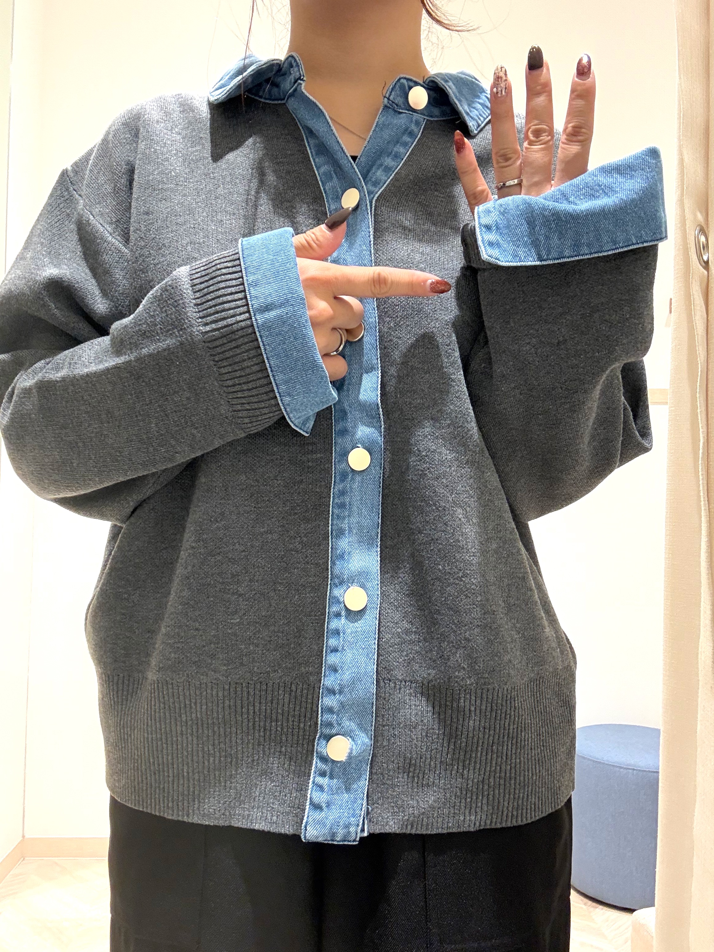 nanaさんの「SHOO･LA･RUE｜【S-LL/洗濯機可】デニム／チェック切替でこなれ見え 金ボタンニットカーディガン」を使ったコーディネート