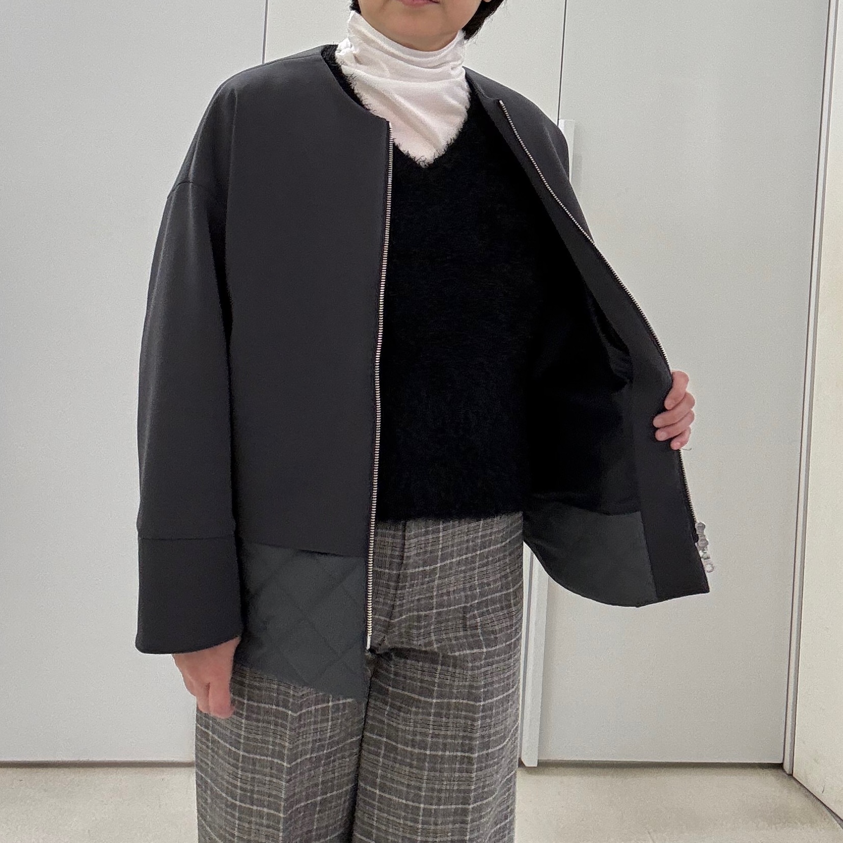 hIさんの「COUP DE CHANCE｜【手洗い可／日本製】ハイネックシアーカットソー」を使ったコーディネート