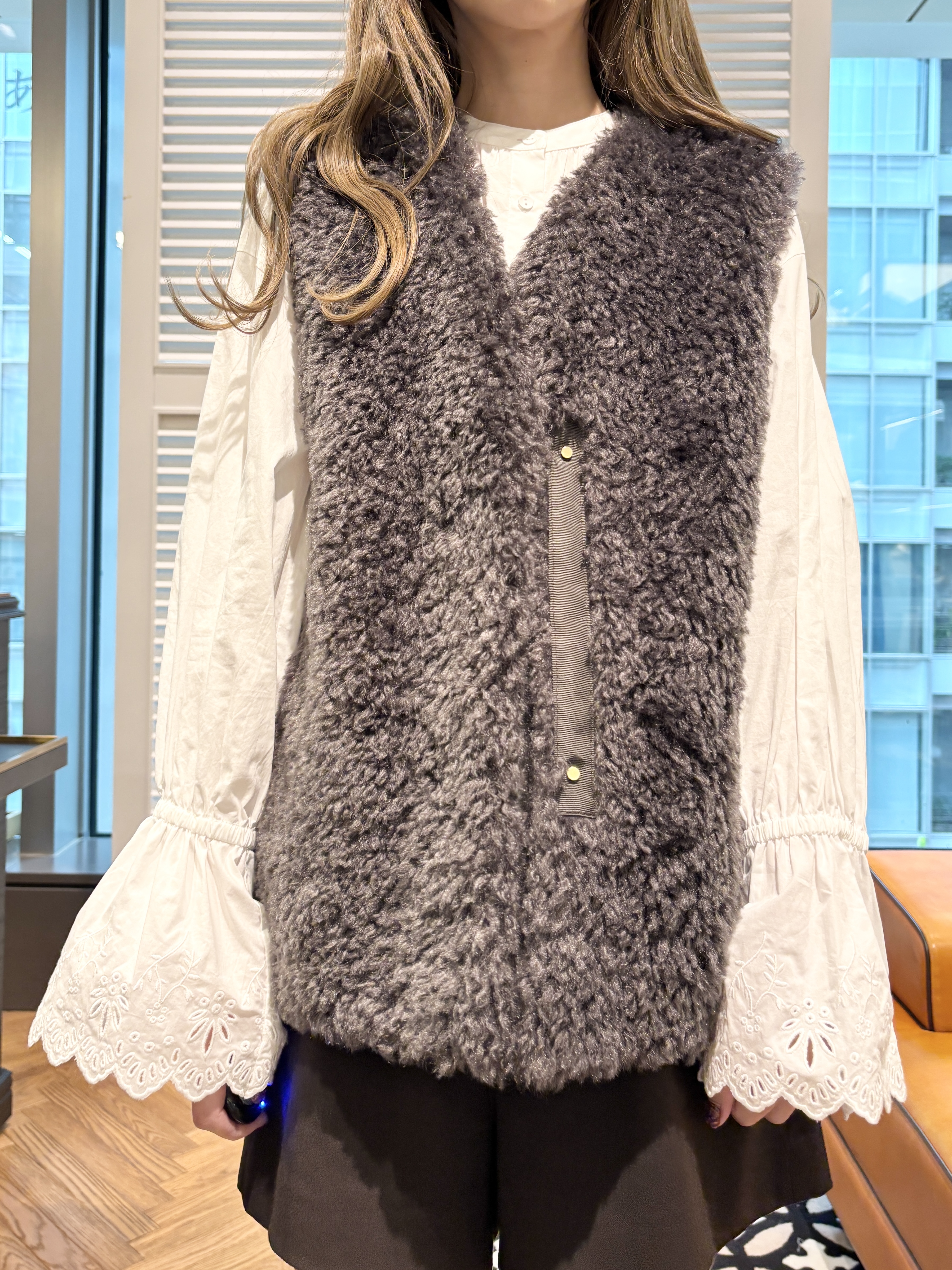 清水夏姫さんの「DRESSTERIOR｜【STORY11月号掲載】エンブロイダリーカフスシャツ」を使ったコーディネート