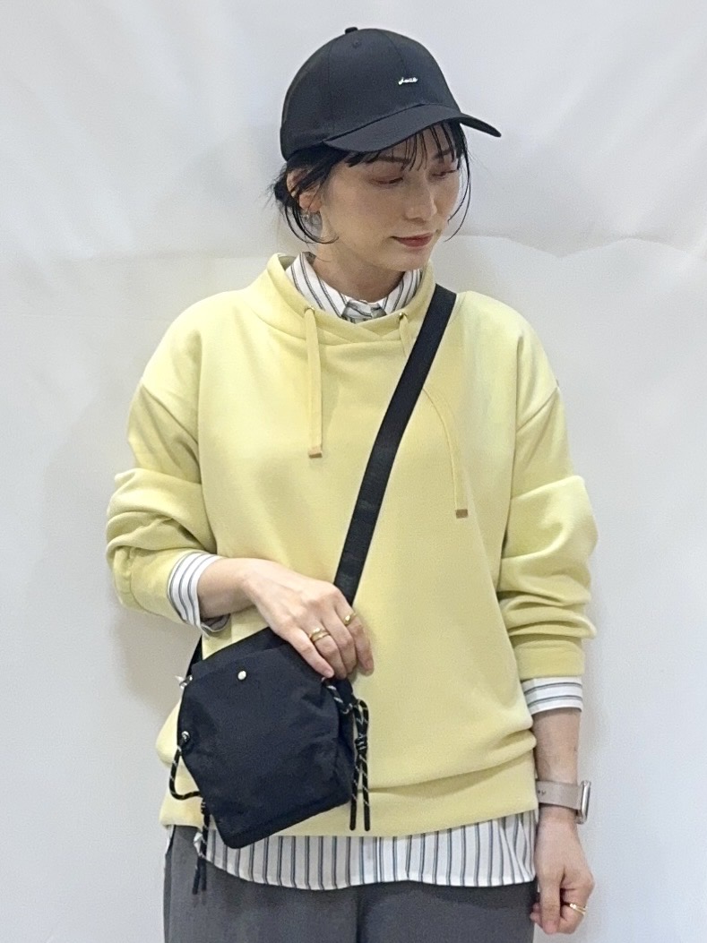 𝐇𝐢𝐫𝐨𝐦𝐢さんの「SHOO･LA･RUE｜【S-LL/体型カバー】もちさらなめらかタッチ 抜き襟風トップス」を使ったコーディネート