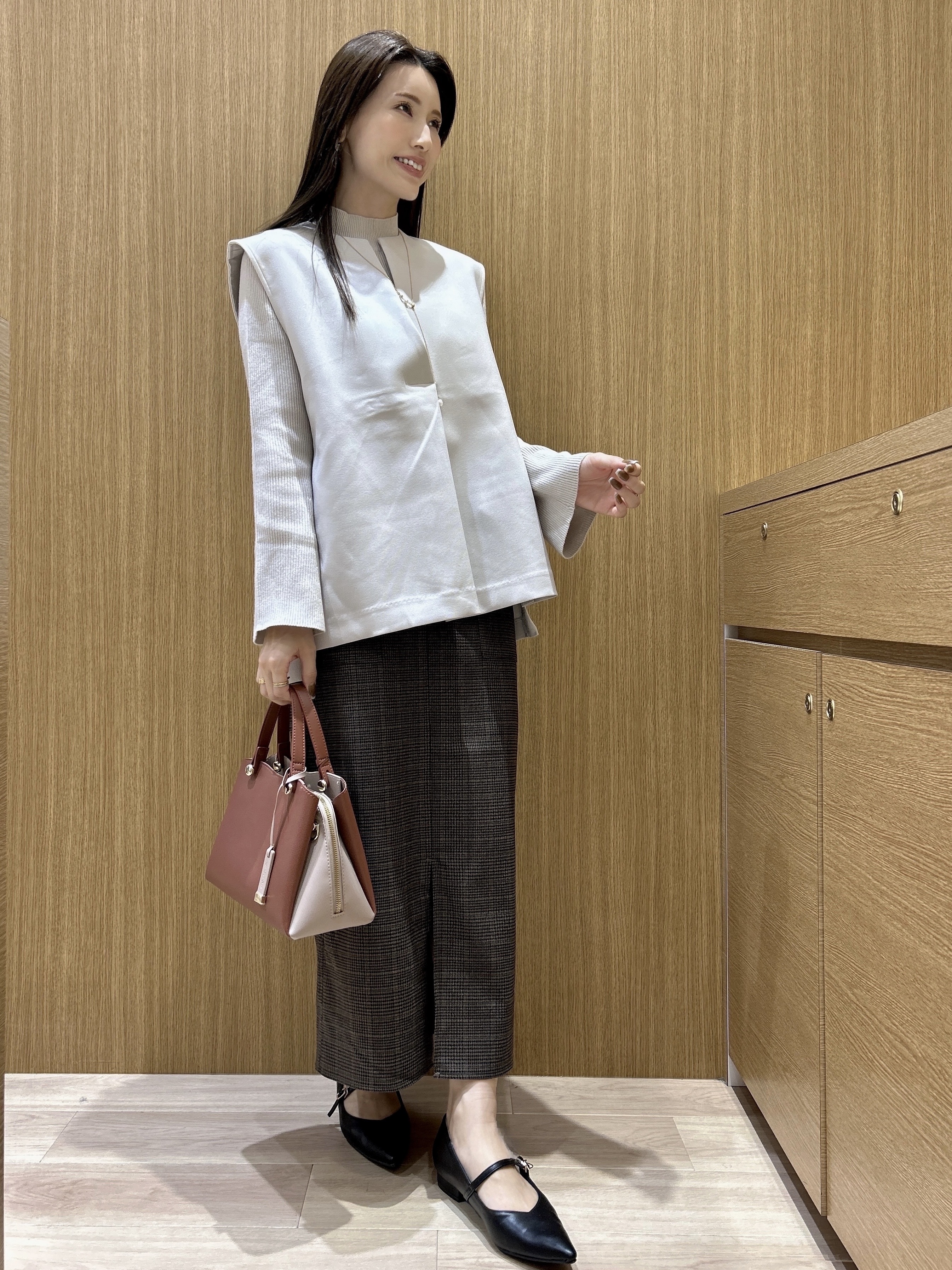 maiさんの「OPAQUE.CLIP｜《ツインセット》Vネックベスト&times;ハイネックリブニット【洗濯機OK】」を使ったコーディネート