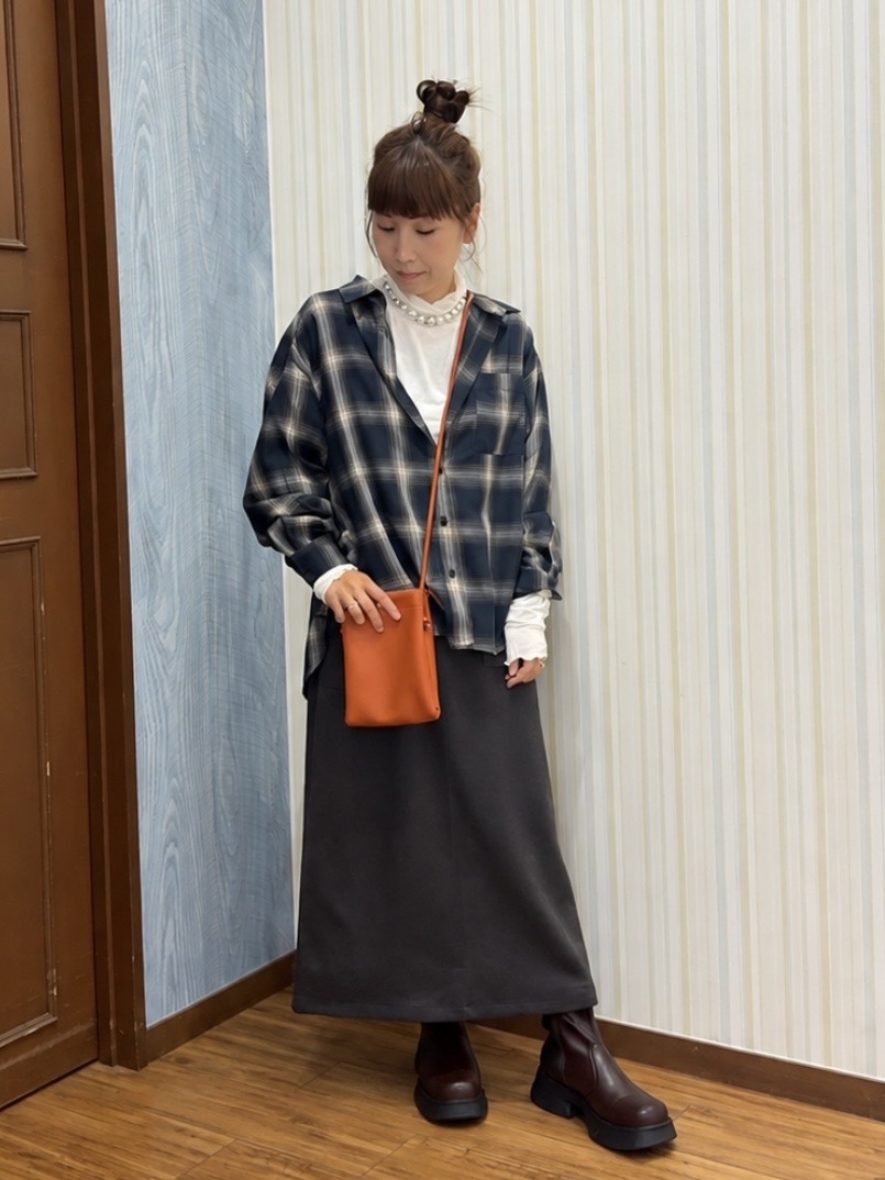 よっしーさんの「SHOO･LA･RUE｜【洗濯後しわになりにくい/S-LL】気分で選ぶ 大人のデイリー使いに ベーシックシャツ」を使ったコーディネート
