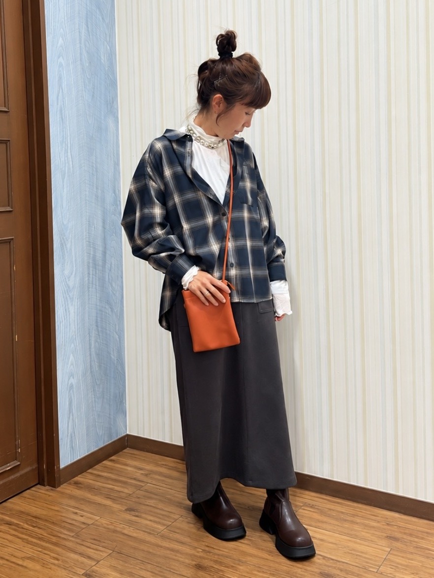 よっしーさんの「SHOO･LA･RUE｜【洗濯後しわになりにくい/S-LL】気分で選ぶ 大人のデイリー使いに ベーシックシャツ」を使ったコーディネート