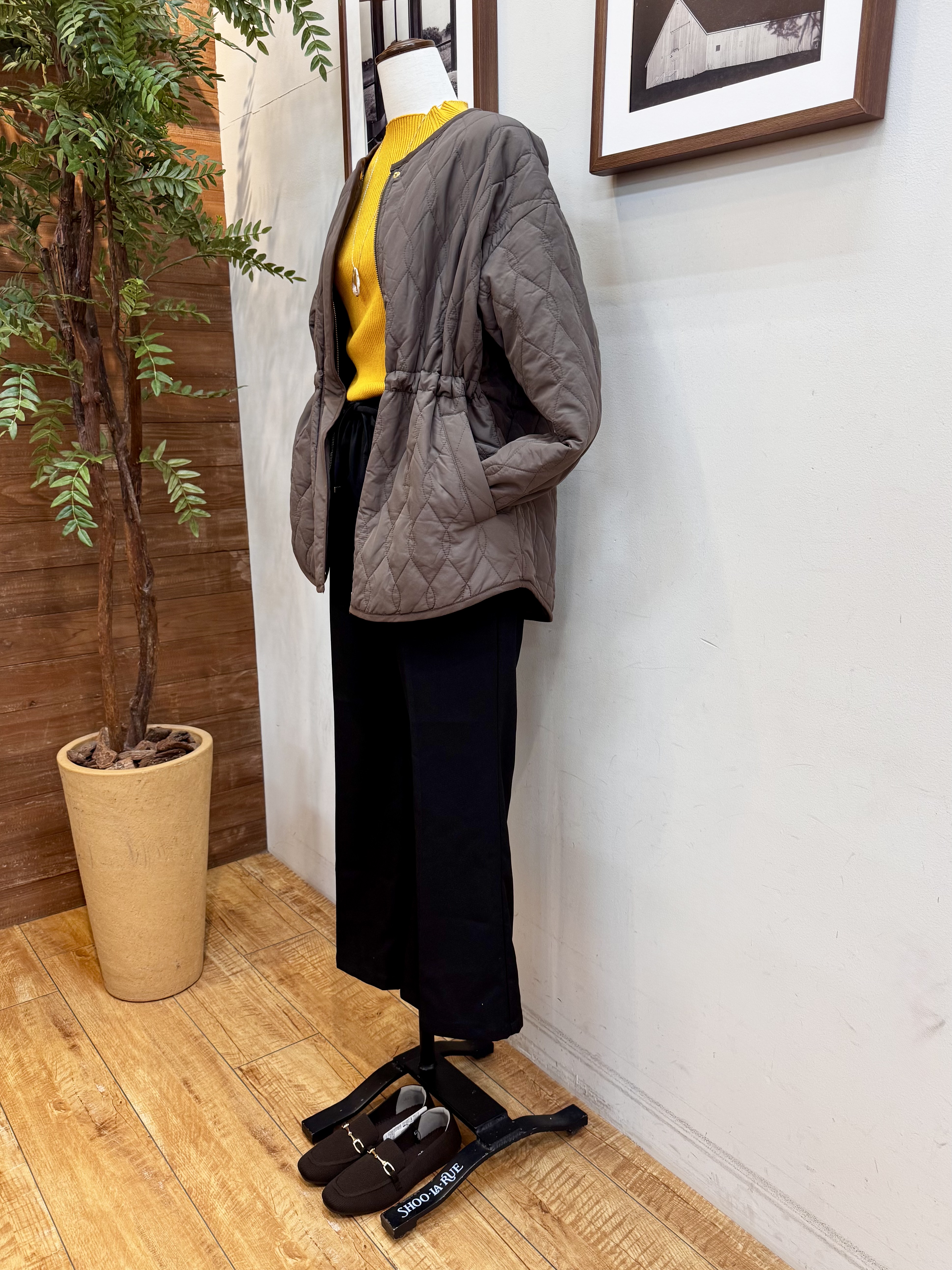 山本まどかさんの「SHOO･LA･RUE｜【撥水/S-LL/洗濯機可】ウエスト絞れる キルト中綿ジャケット」を使ったコーディネート