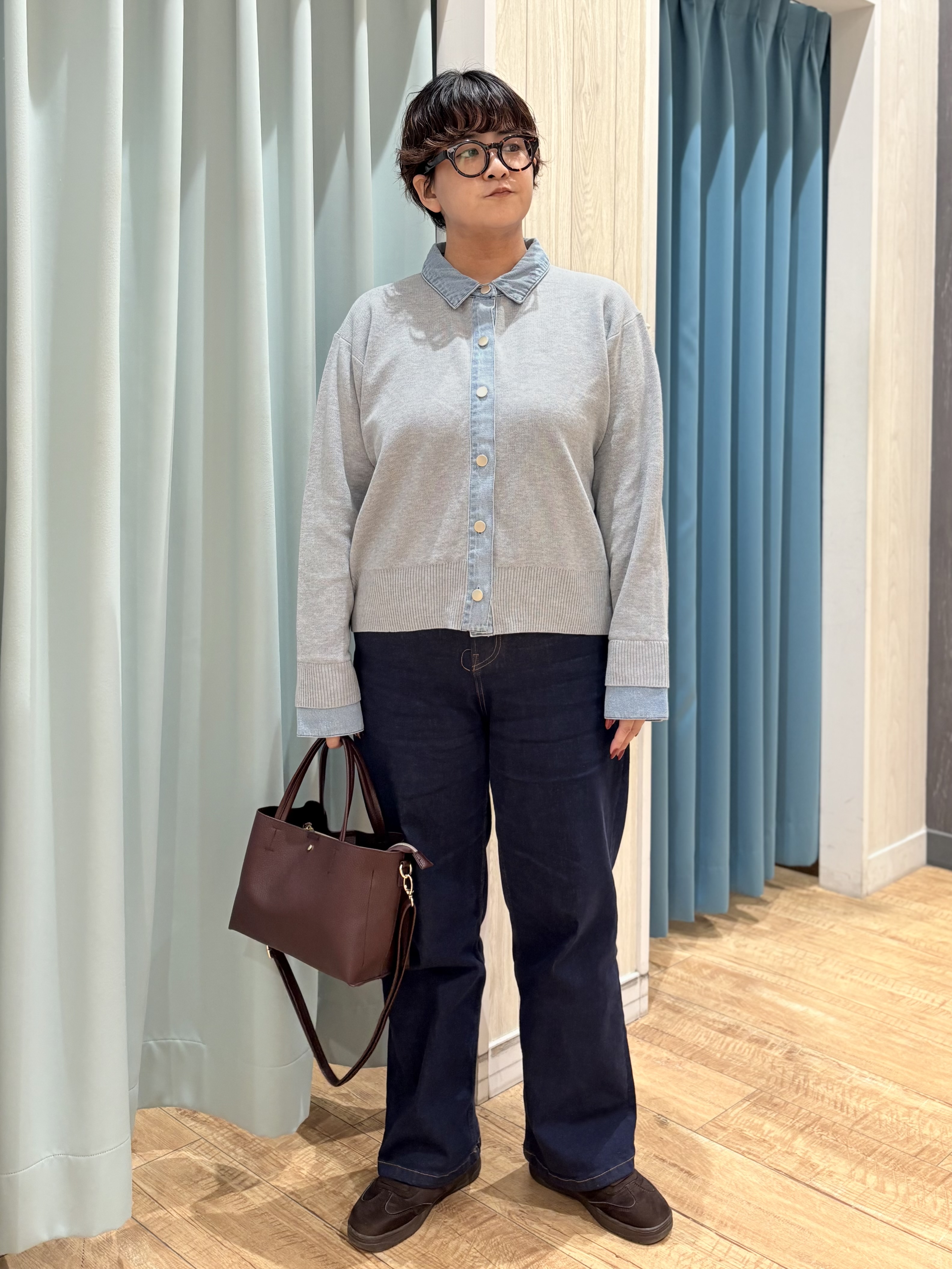 砂糖さんの「SHOO･LA･RUE｜【S-LL/洗濯機可】デニム／チェック切替でこなれ見え 金ボタンニットカーディガン」を使ったコーディネート