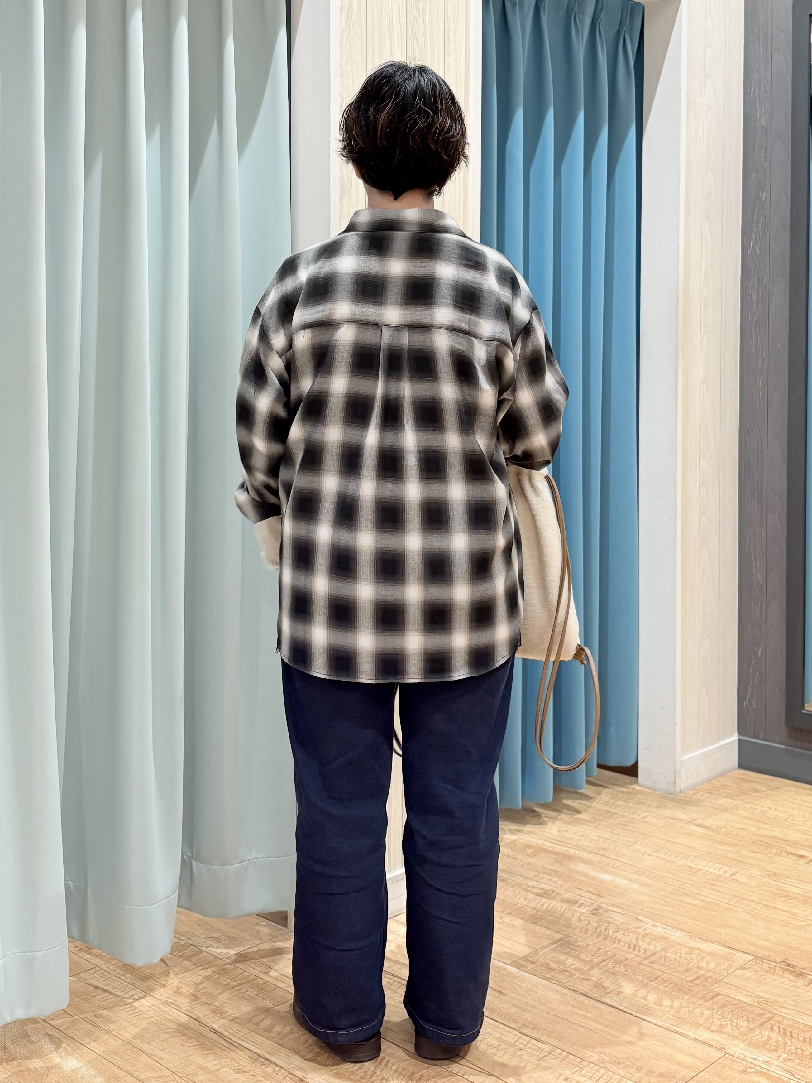 砂糖さんの「SHOO･LA･RUE｜【洗濯後しわになりにくい/S-LL】気分で選ぶ 大人のデイリー使いに ベーシックシャツ」を使ったコーディネート