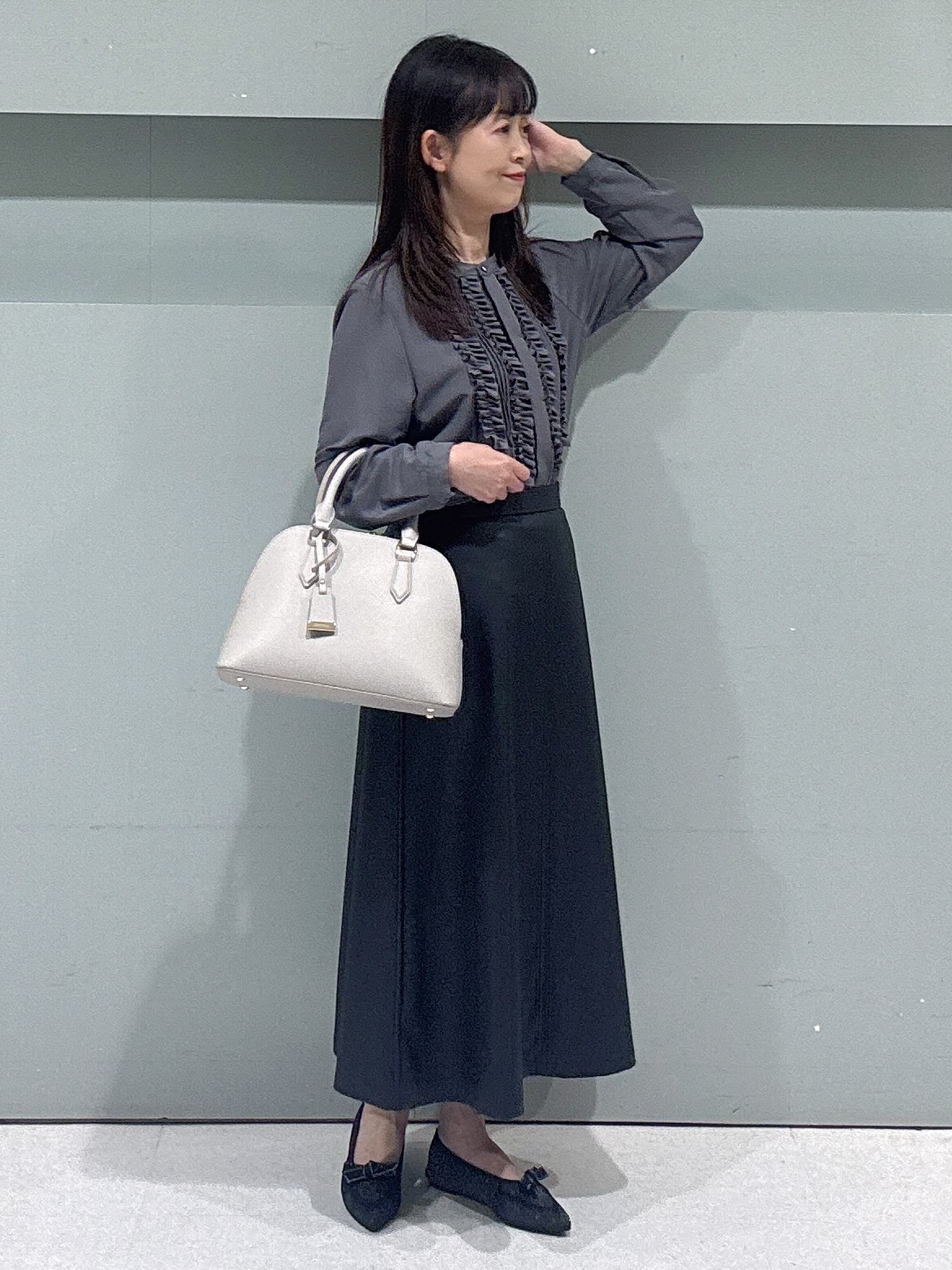 makiさんの「UNTITLED｜【1枚で着映え/オンオフ着回し】フリルサテンブラウス」を使ったコーディネート