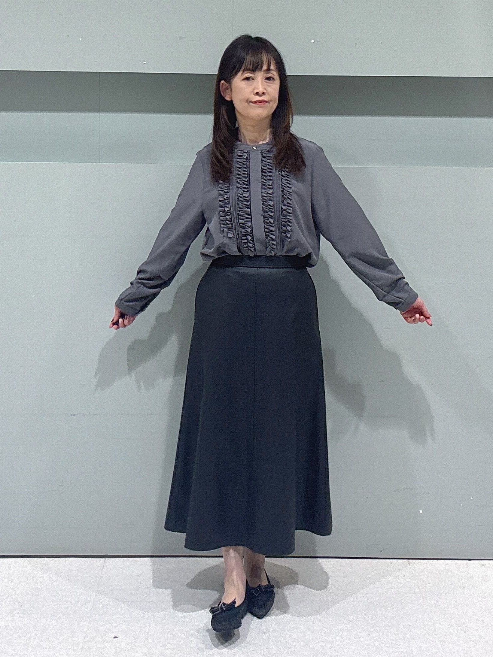makiさんの「UNTITLED｜【1枚で着映え/オンオフ着回し】フリルサテンブラウス」を使ったコーディネート