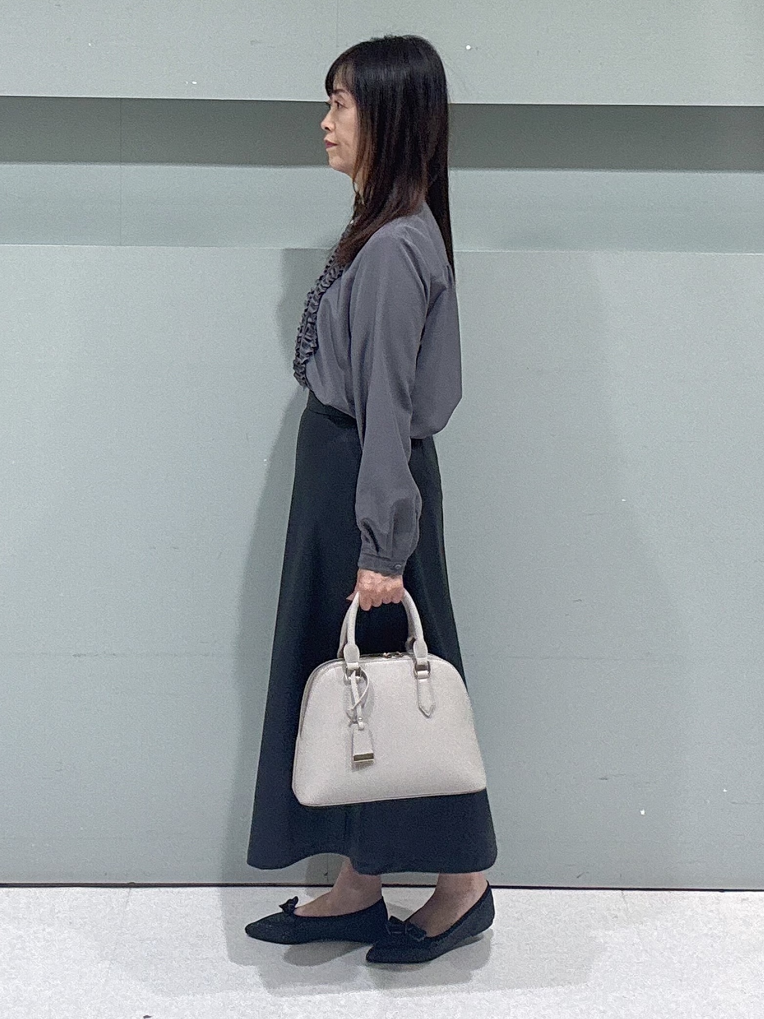 makiさんの「UNTITLED｜【1枚で着映え/オンオフ着回し】フリルサテンブラウス」を使ったコーディネート