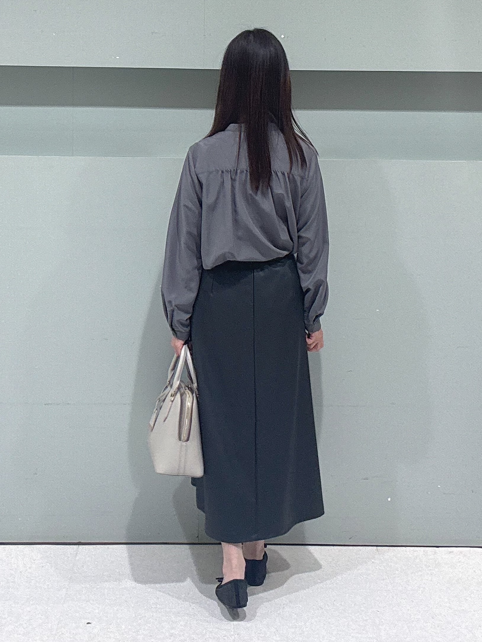 makiさんの「UNTITLED｜【1枚で着映え/オンオフ着回し】フリルサテンブラウス」を使ったコーディネート