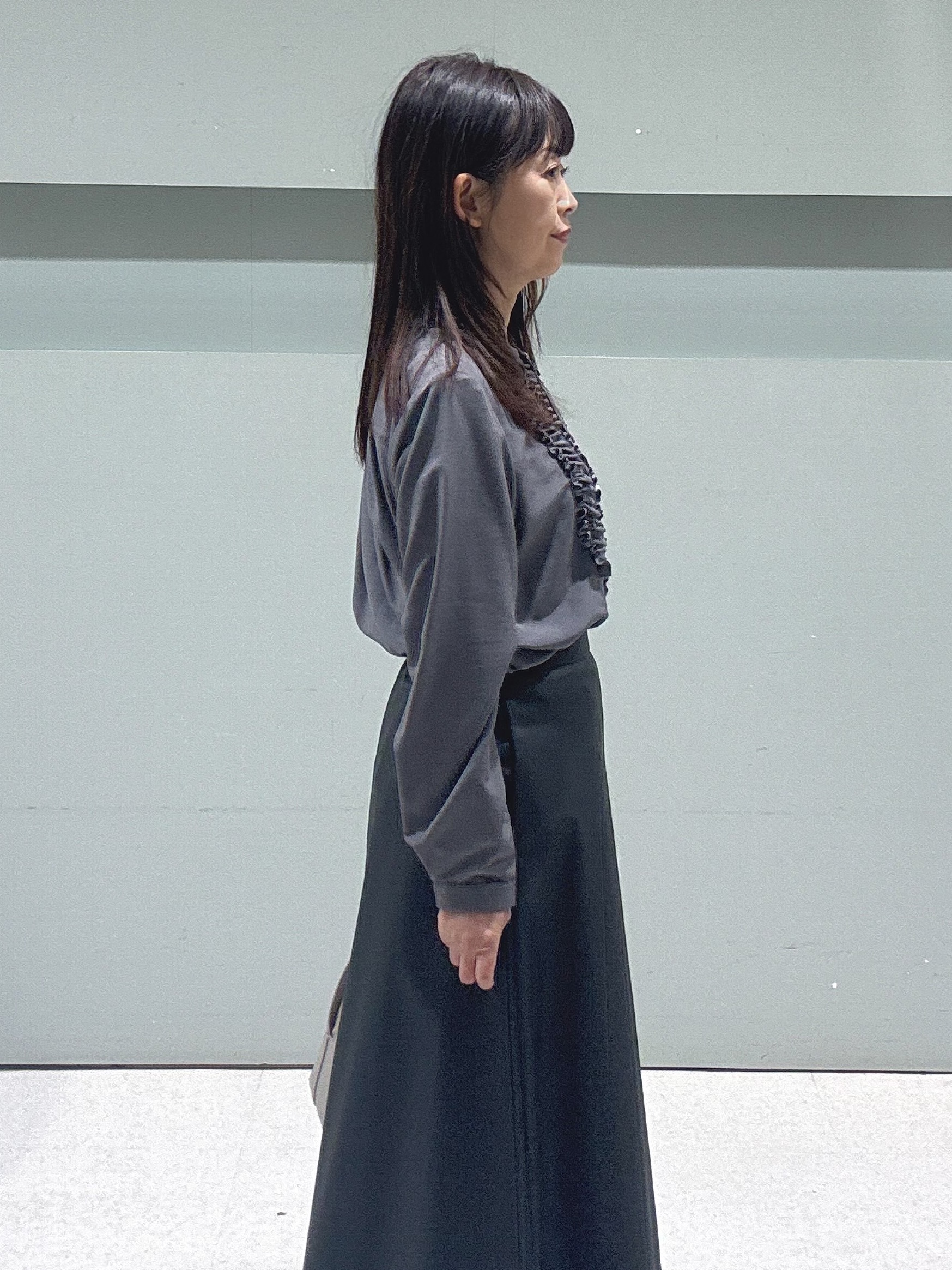 makiさんの「UNTITLED｜【1枚で着映え/オンオフ着回し】フリルサテンブラウス」を使ったコーディネート