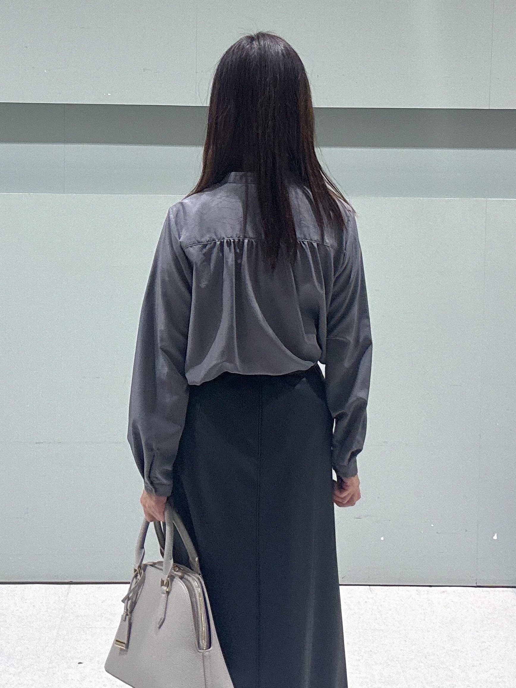makiさんの「UNTITLED｜【1枚で着映え/オンオフ着回し】フリルサテンブラウス」を使ったコーディネート