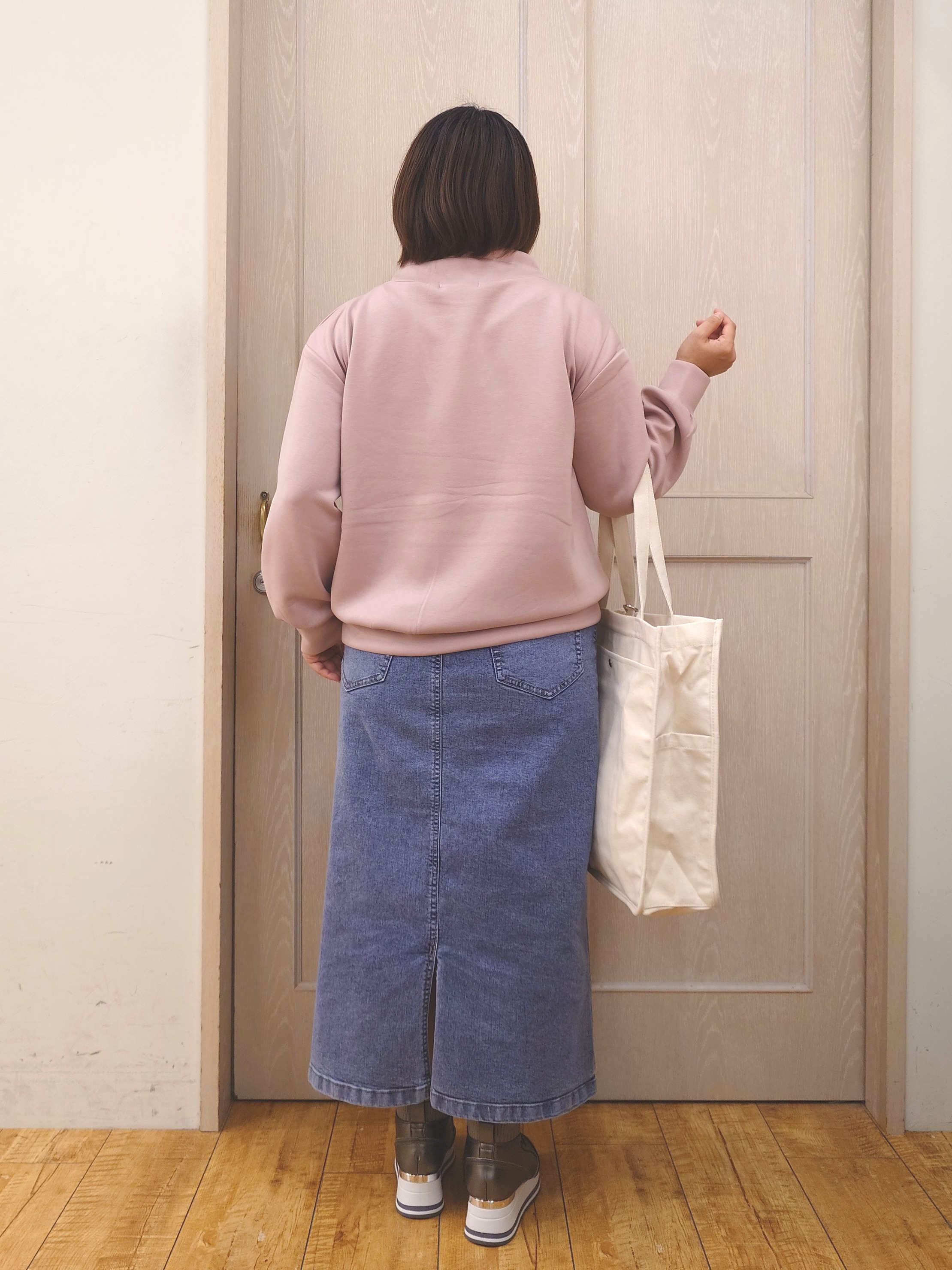 とろろさんの「SHOO･LA･RUE｜【S-LL/体型カバー】もちさらなめらかタッチ 抜き襟風トップス」を使ったコーディネート
