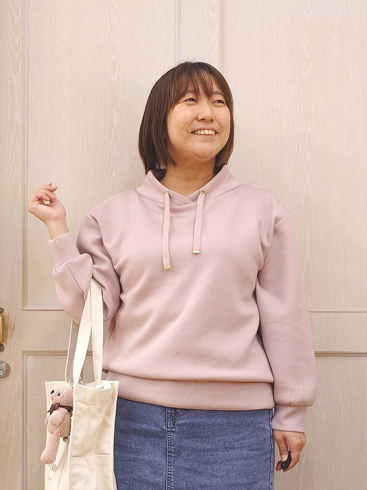 とろろさんの「SHOO･LA･RUE｜【S-LL/体型カバー】もちさらなめらかタッチ 抜き襟風トップス」を使ったコーディネート