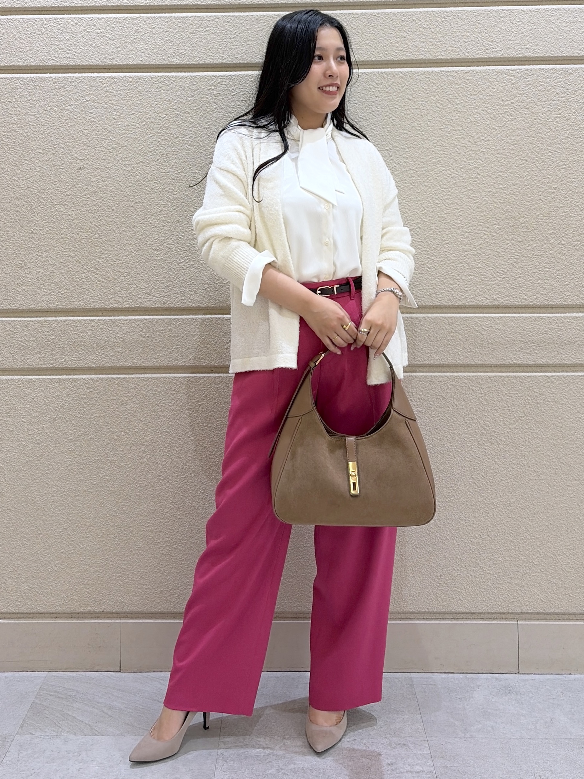 Momokaさんの「COUP DE CHANCE｜シルク調リボンブラウス」を使ったコーディネート