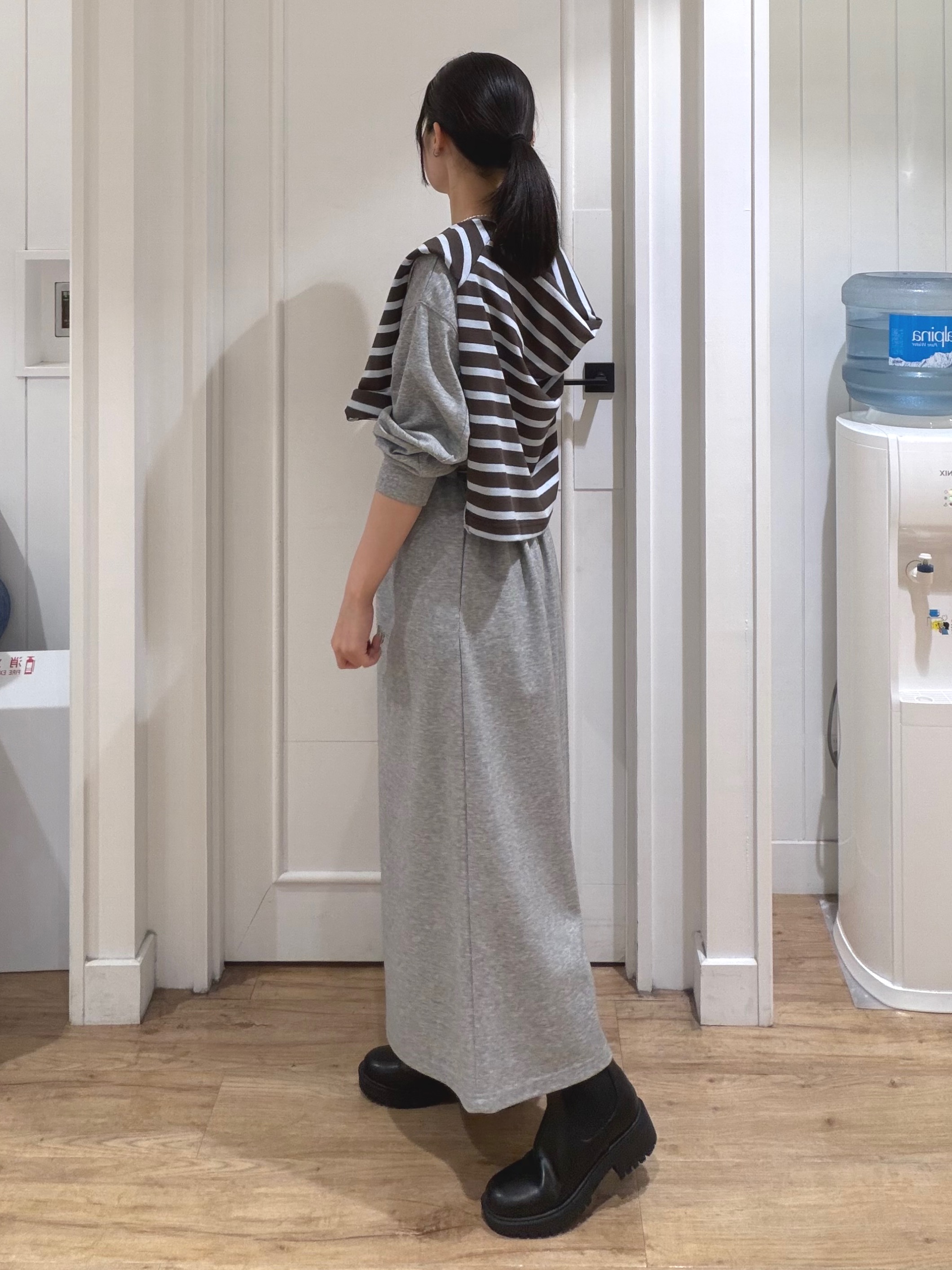 秦美里さんの「Dessin｜【洗える/楽にきれい見え】ライトダンボールドロストワンピース」を使ったコーディネート
