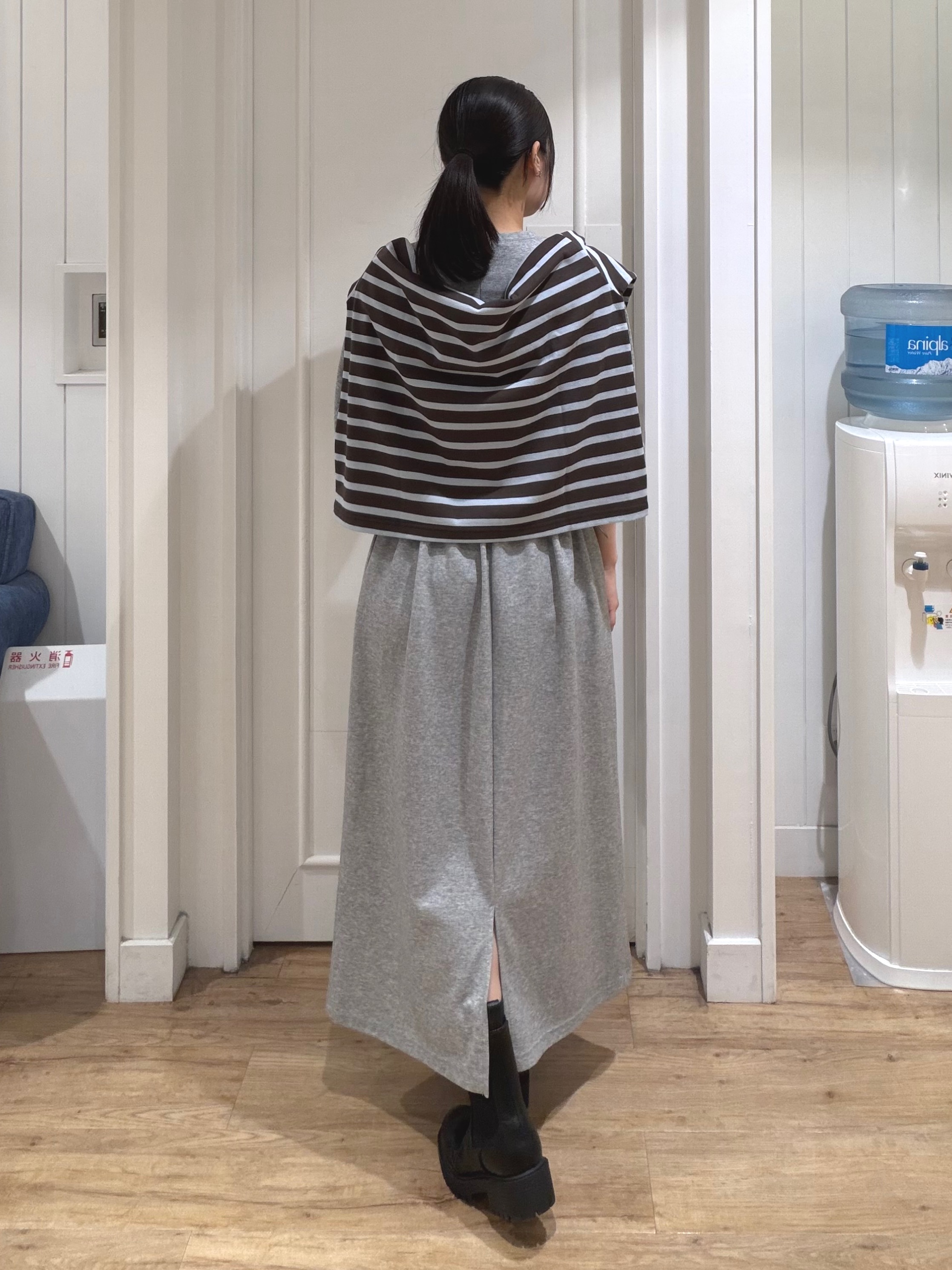 秦美里さんの「Dessin｜【洗える/楽にきれい見え】ライトダンボールドロストワンピース」を使ったコーディネート
