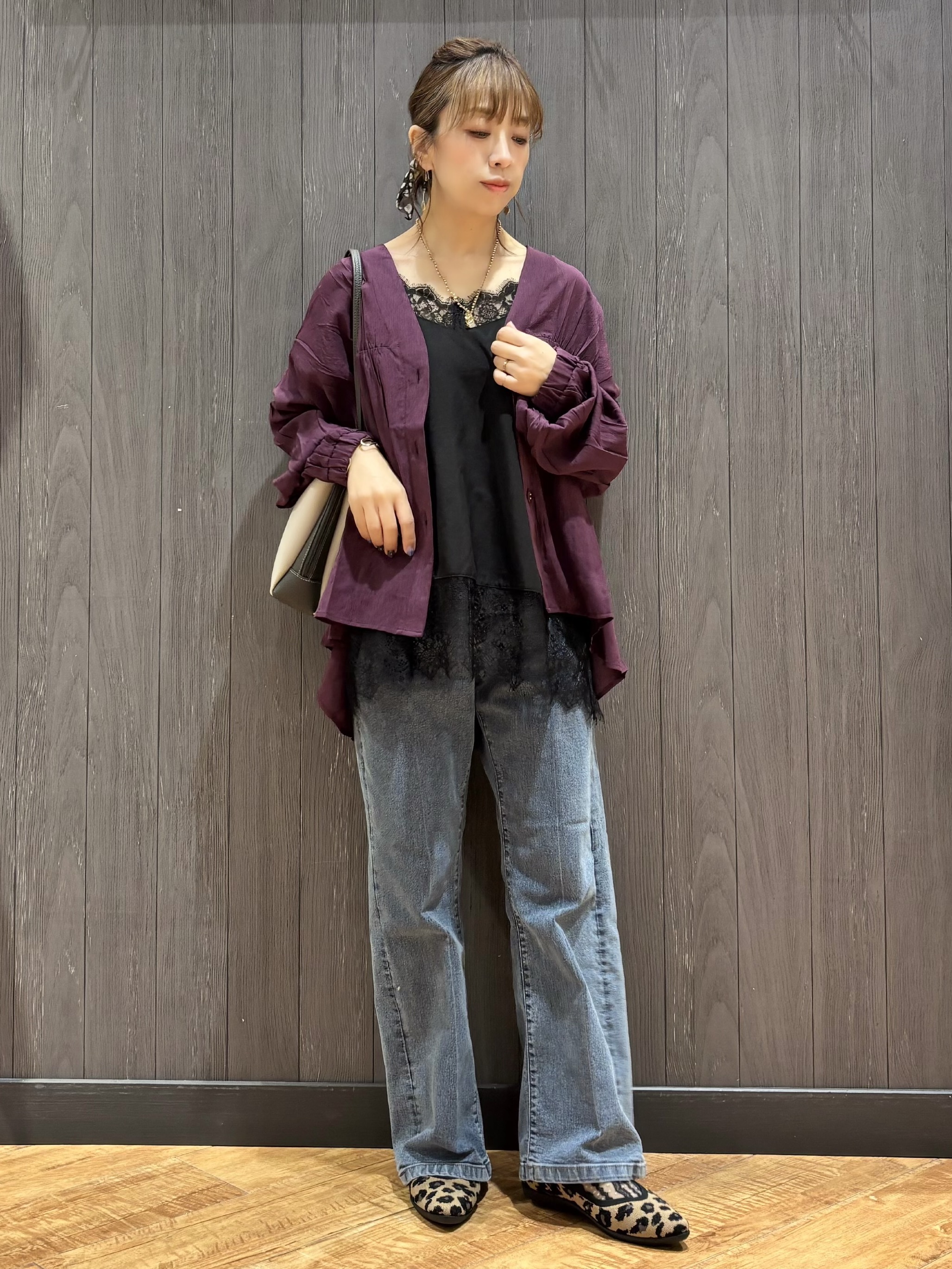 meiさんの「SHOO･LA･RUE｜【S-LL/洗濯機可】着痩せシルエット シャーリングシャツカーディガン」を使ったコーディネート