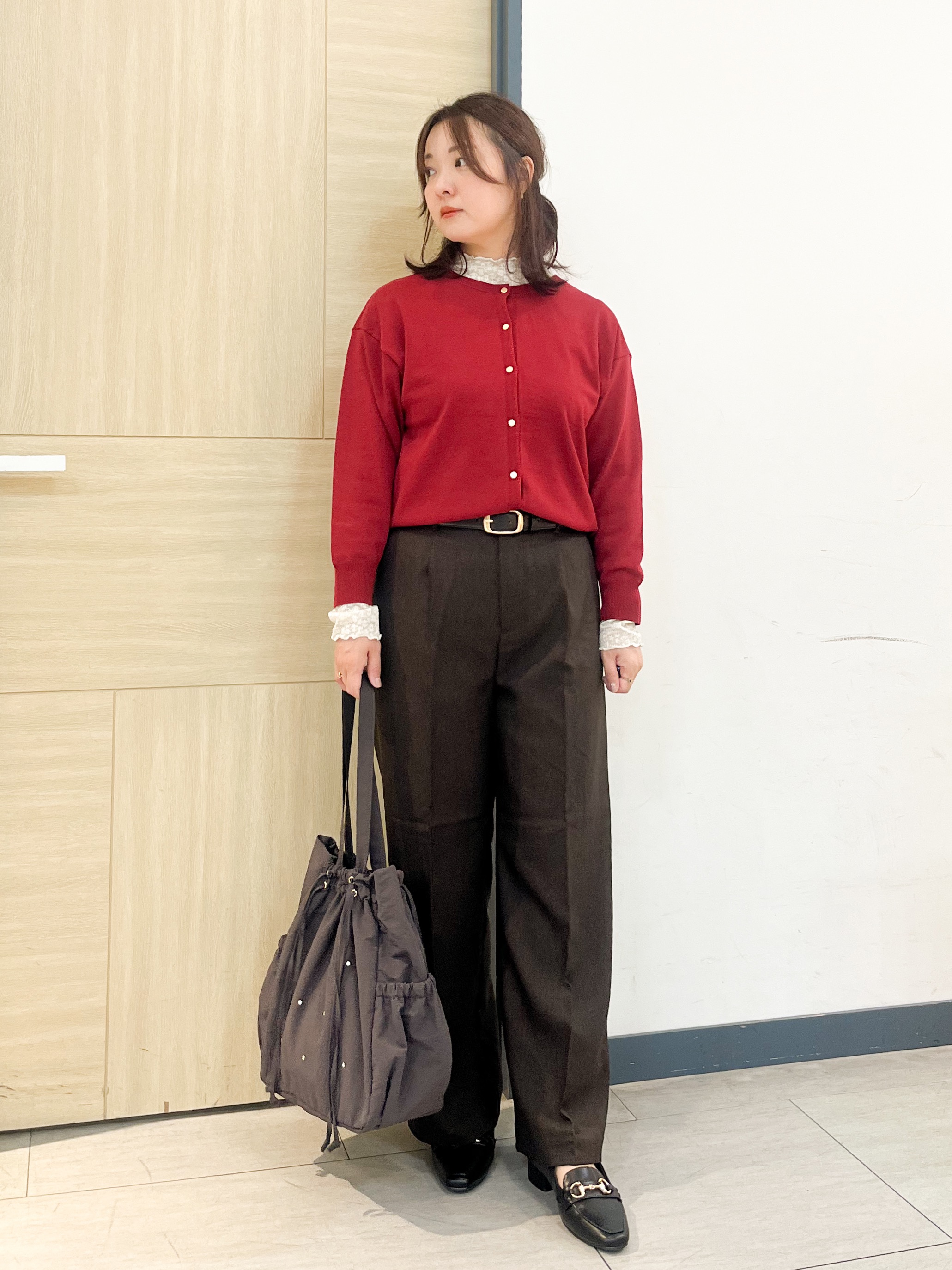 YOさんの「grove｜【前後2WAY】さりげなく、上品にきらめく ニットカーディガン」を使ったコーディネート