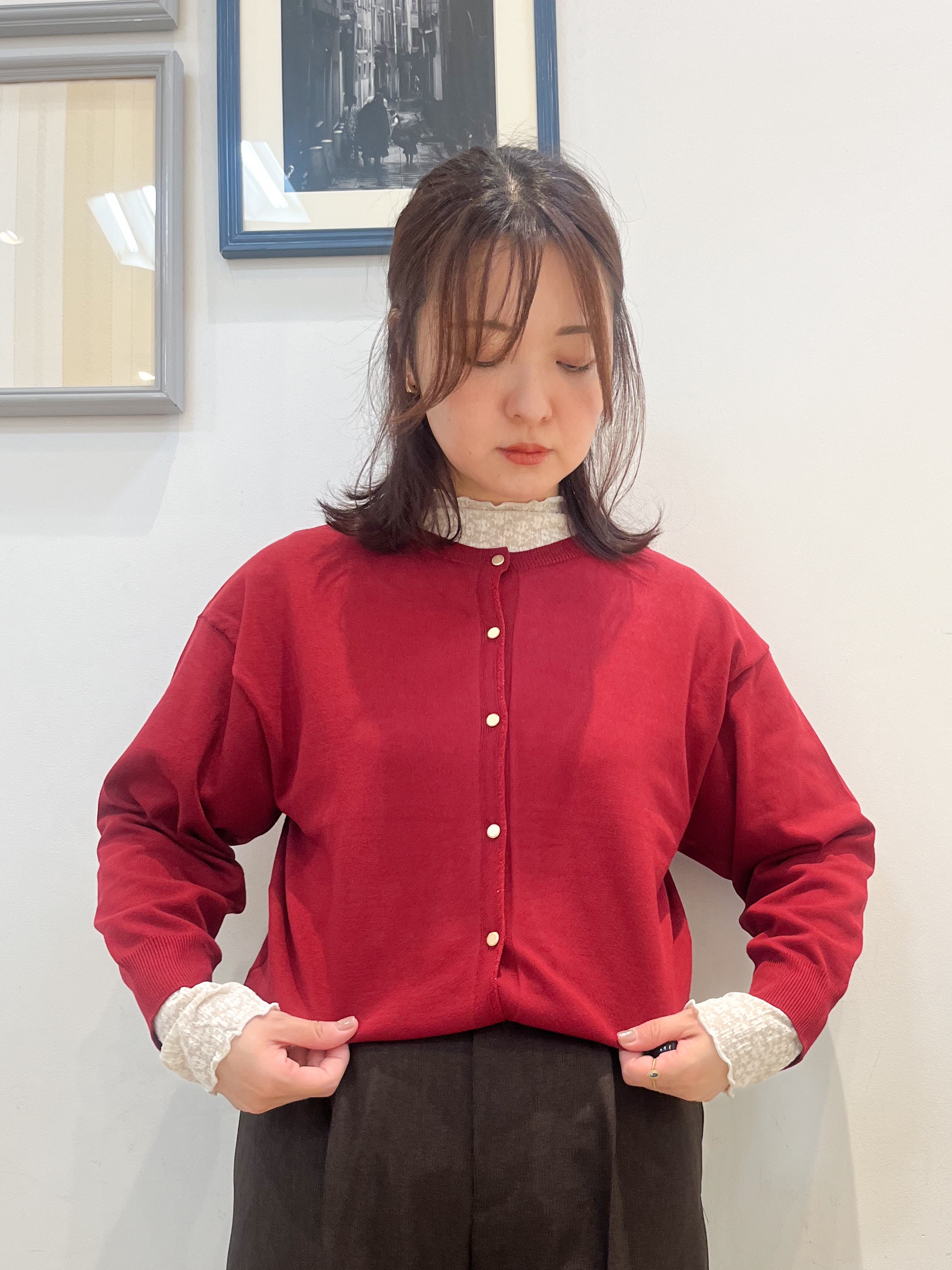 YOさんの「grove｜【前後2WAY】さりげなく、上品にきらめく ニットカーディガン」を使ったコーディネート