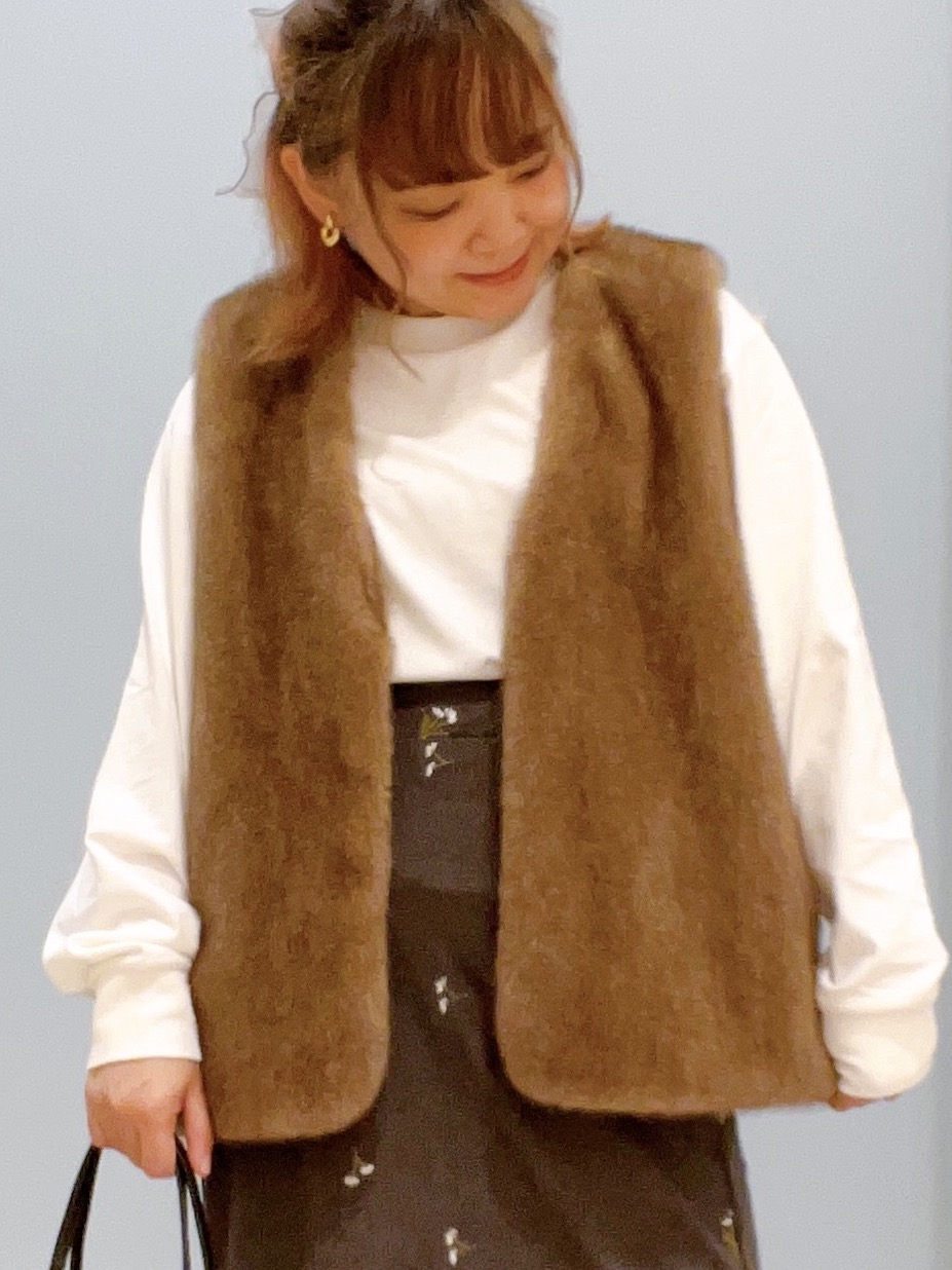 kitaさんの「SHOO･LA･RUE｜重ねるだけでこなれコーデに ふわふわフェイクファーベスト」を使ったコーディネート