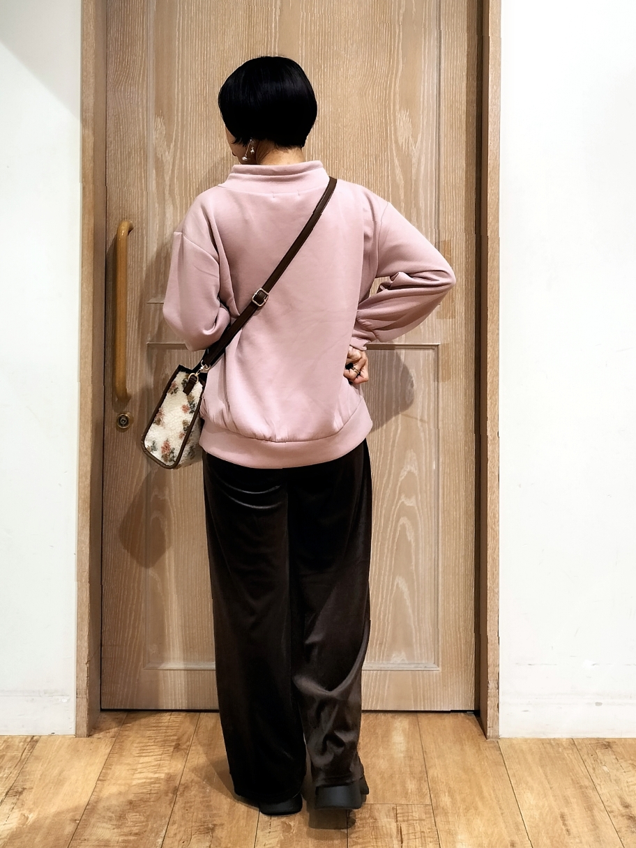 YUKIさんの「SHOO･LA･RUE｜【S-LL/体型カバー】もちさらなめらかタッチ 抜き襟風トップス」を使ったコーディネート