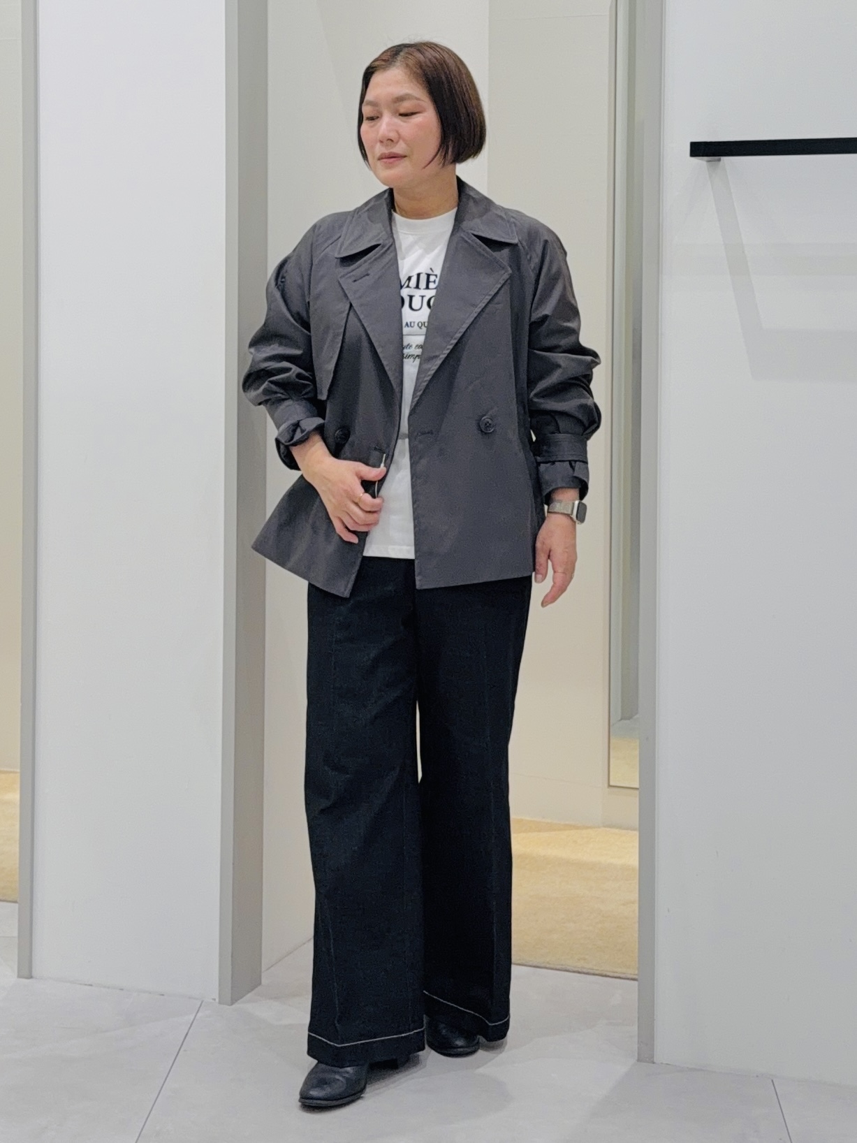 タナさんの「THE SHOP TK｜羽織るだけでこなれ見え ショートトレンチコート」を使ったコーディネート