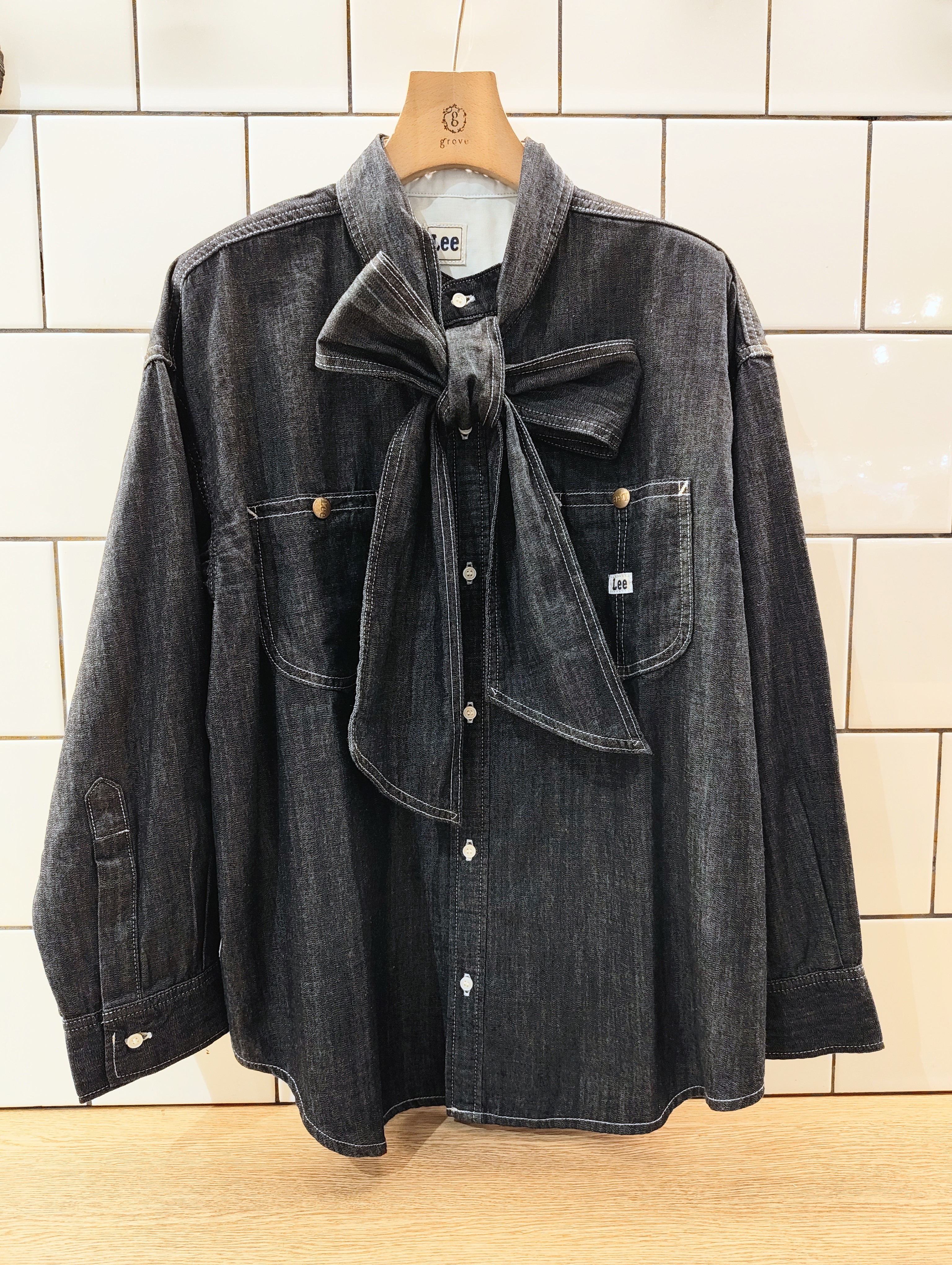 milkaさんの「grove｜【Lee&times;grove別注】DENIM BOWTIE SHIRTS」を使ったコーディネート
