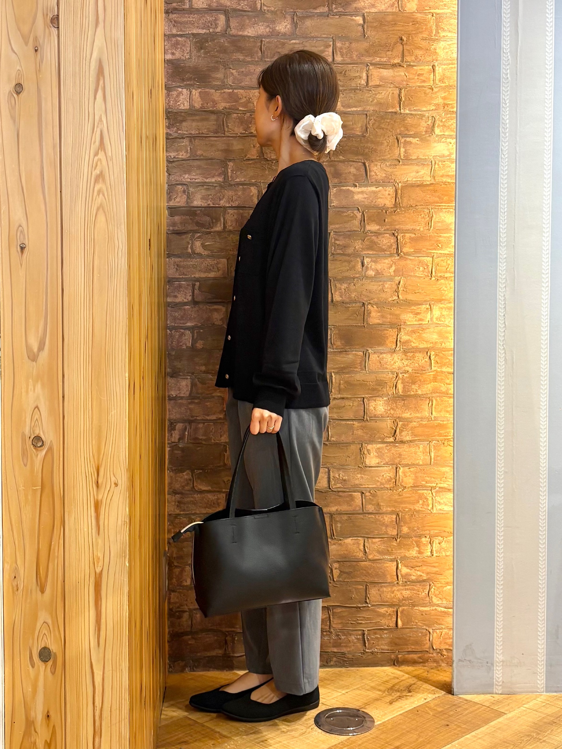 mieさんの「SHOO･LA･RUE｜【洗濯機可/S-LL】金ボタンが上品に。さらさらタッチカーディガン」を使ったコーディネート