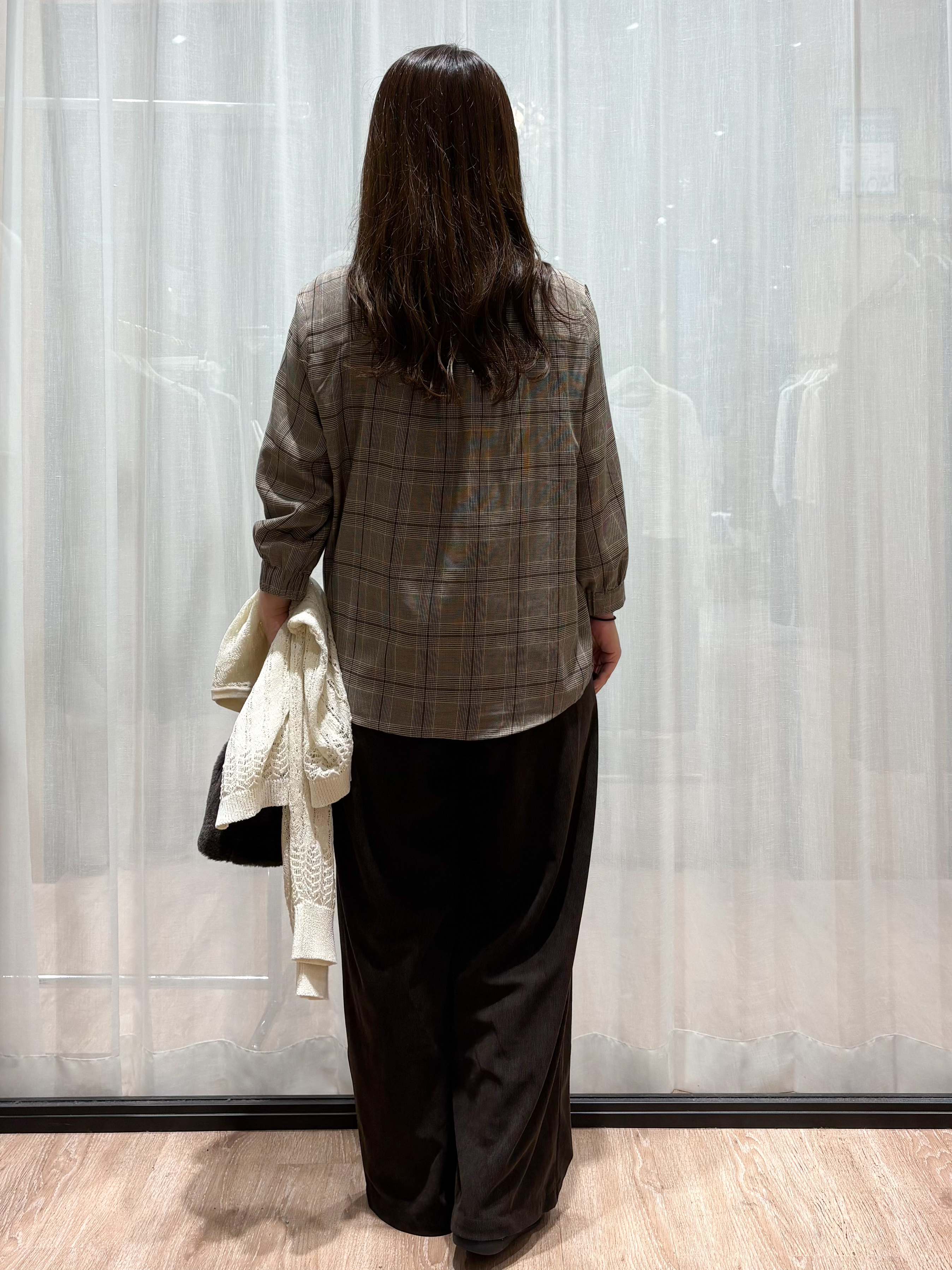 かなさんの「OPAQUE.CLIP｜＜ニットスカーフ付き＞透かし編みカーディガン【洗濯機ＯＫ】」を使ったコーディネート