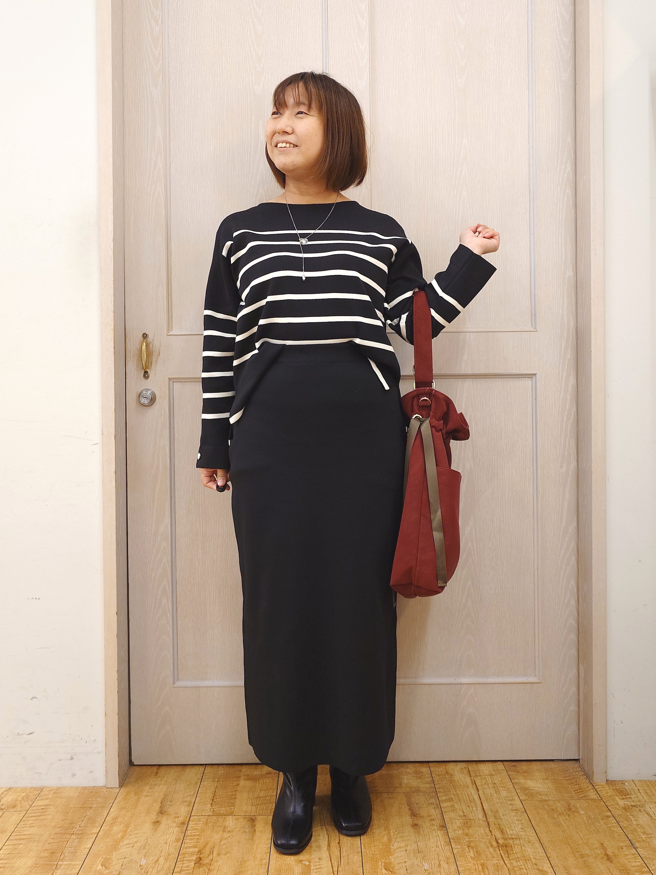 とろろさんの「SHOO･LA･RUE｜【洗濯機可/S-LL】抜け感ある着こなしに 金ボタン付き スポンディッシュ クルーネックニット」を使ったコーディネート