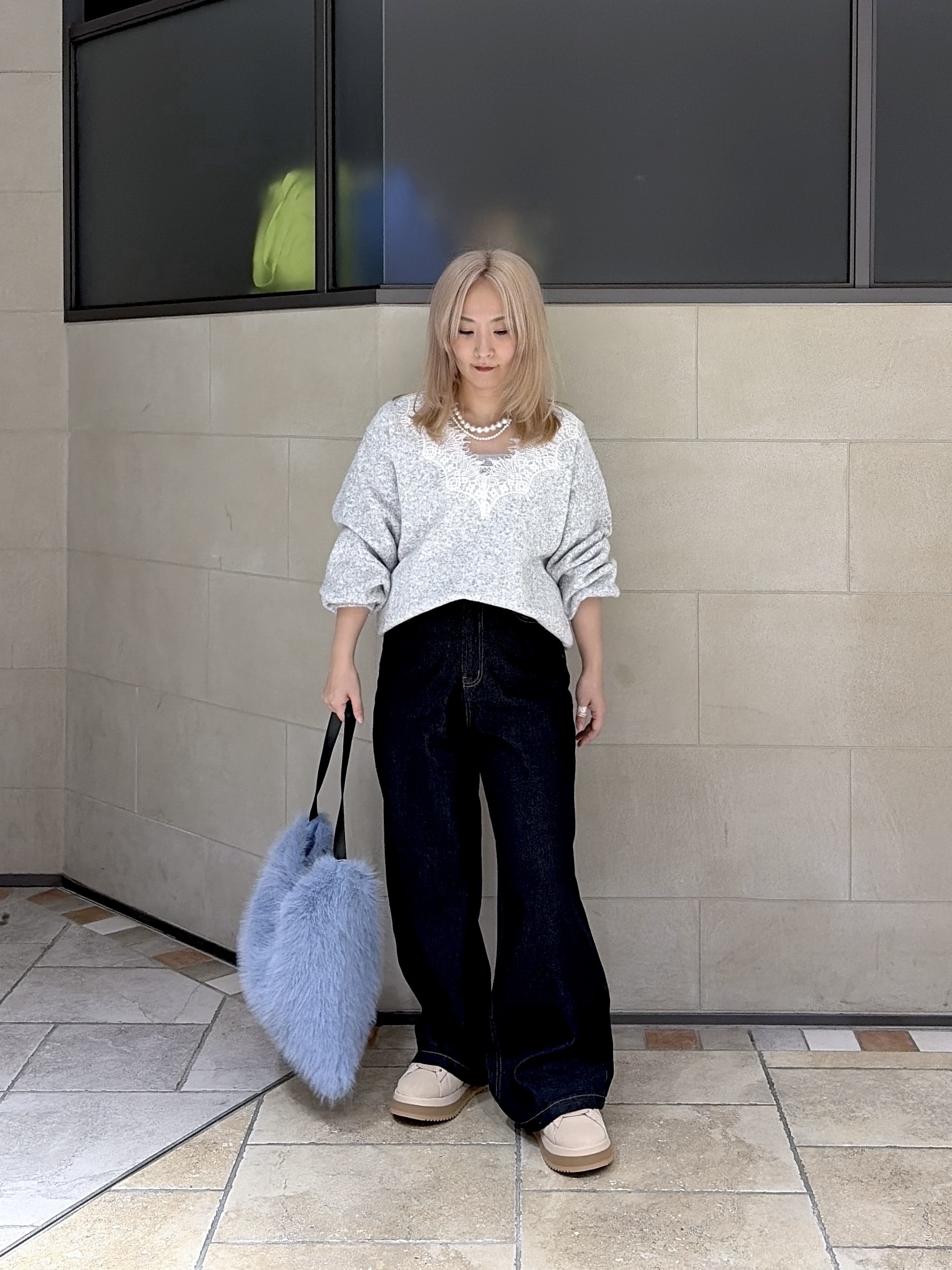 よねさんの「INDIVI｜レースドッキング深Vネックニット【洗える】」を使ったコーディネート