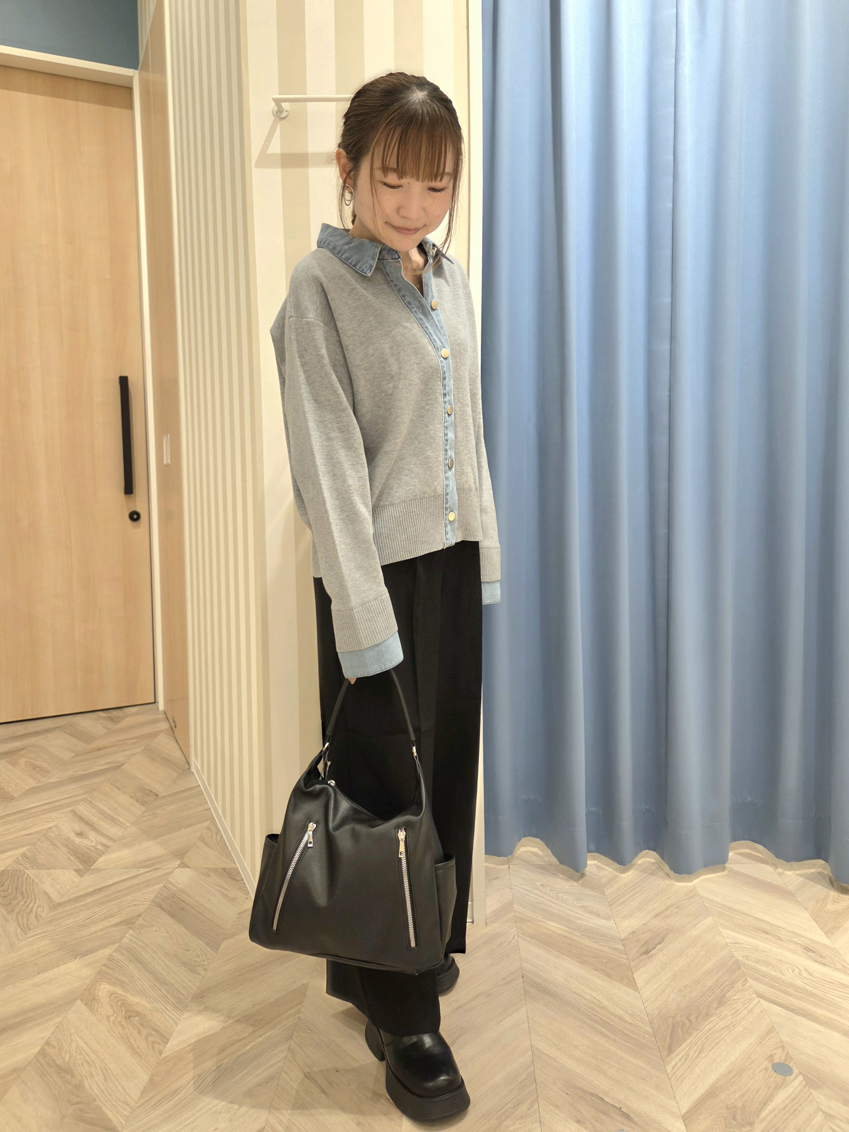 Ikumiさんの「SHOO･LA･RUE｜【S-LL/洗濯機可】デニム／チェック切替でこなれ見え 金ボタンニットカーディガン」を使ったコーディネート