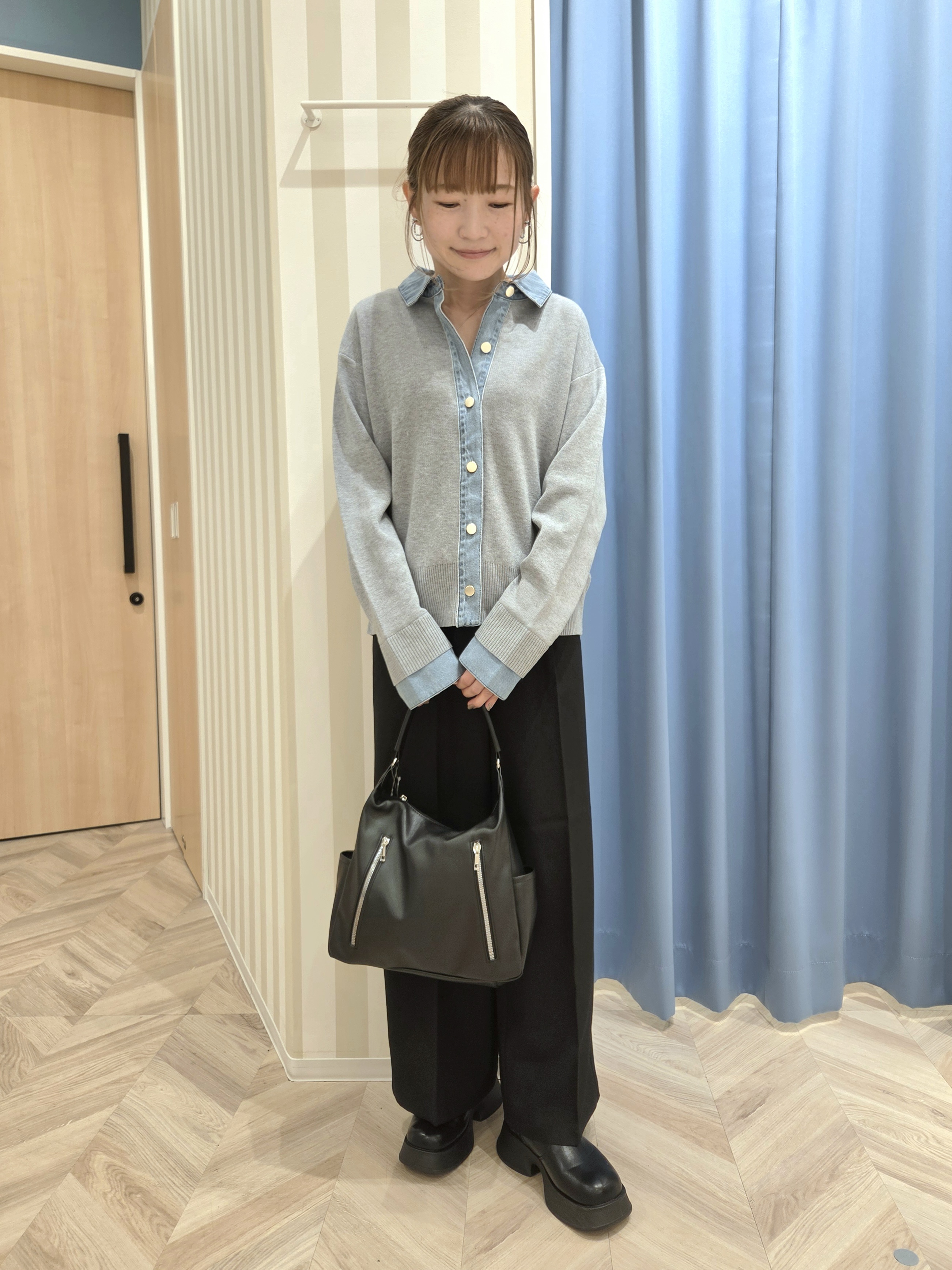 Ikumiさんの「SHOO･LA･RUE｜【S-LL/洗濯機可】デニム／チェック切替でこなれ見え 金ボタンニットカーディガン」を使ったコーディネート