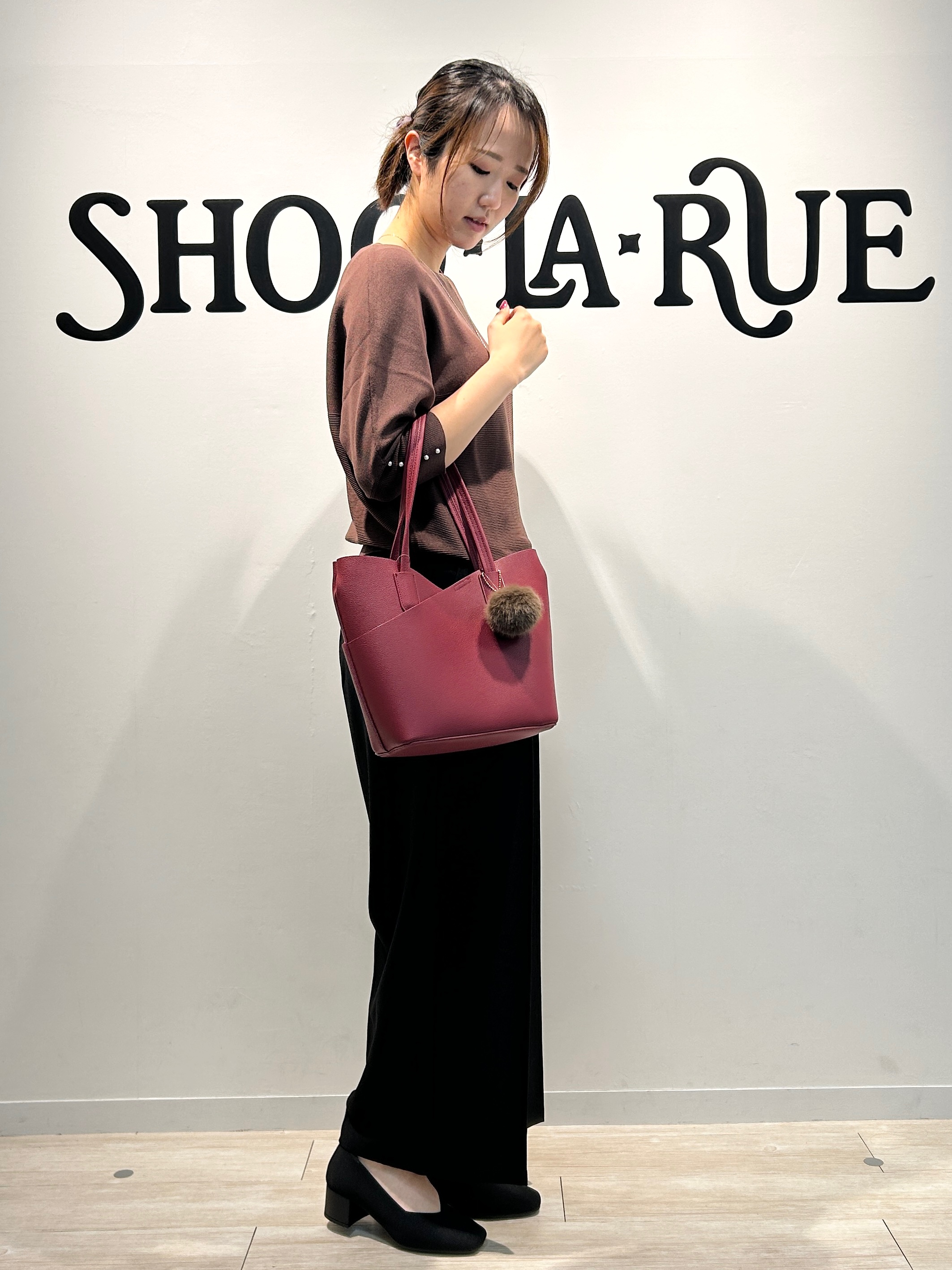 akariさんの「SHOO･LA･RUE｜【毛玉になりにくい】パール調ボタンが女性らしさをプラス ガーター切替 7分袖ドルマンニット」を使ったコーディネート
