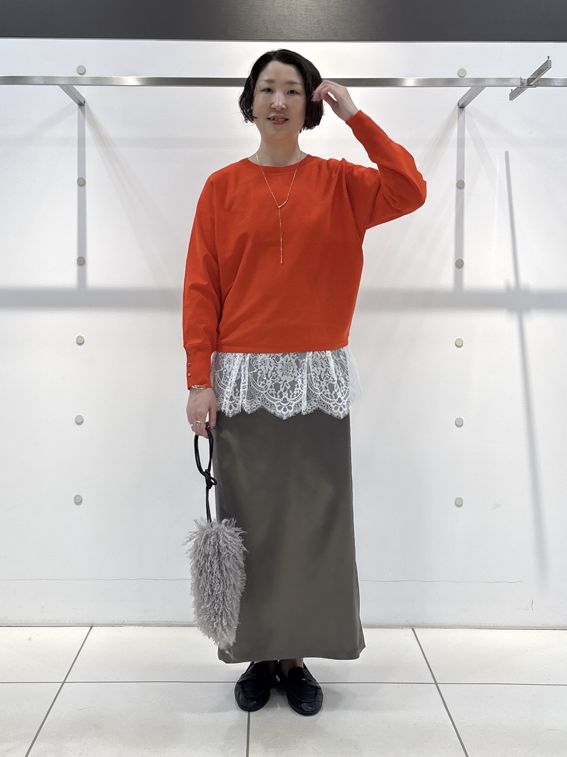 yuriさんの「INDIVI｜【ストレッチ◎】サテン素材ナロースカート」を使ったコーディネート