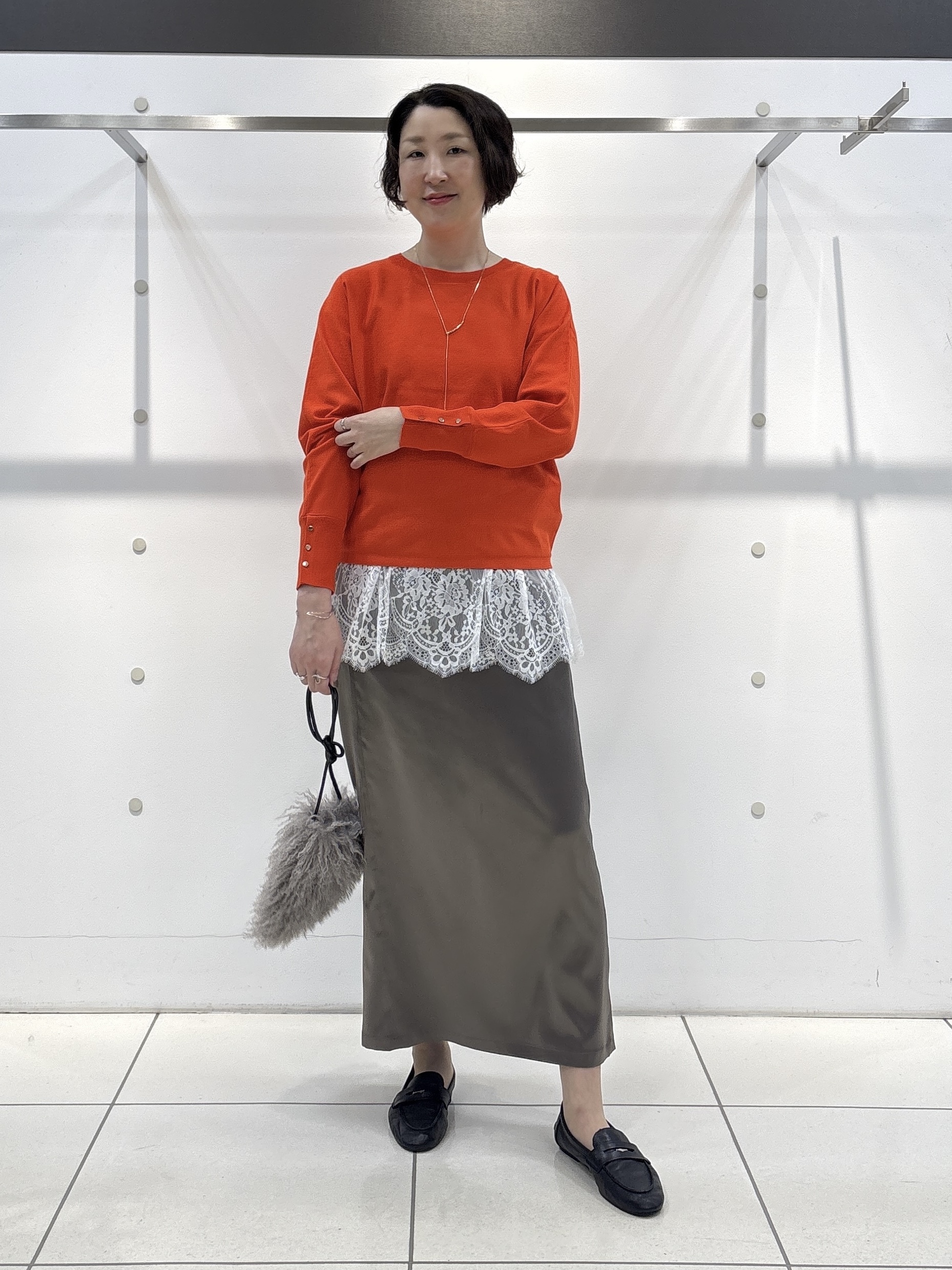 yuriさんの「INDIVI｜【ストレッチ◎】サテン素材ナロースカート」を使ったコーディネート