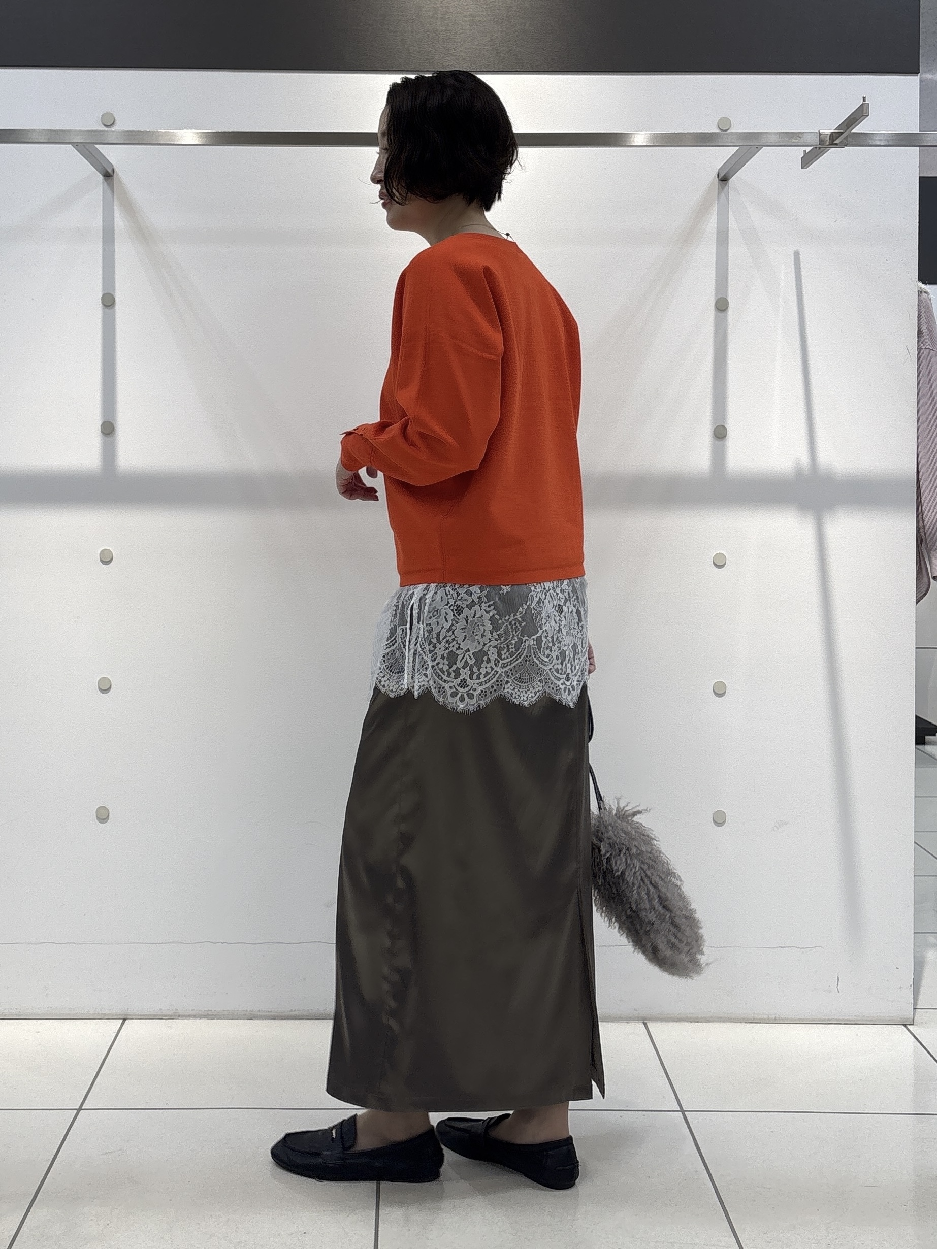 yuriさんの「INDIVI｜【ストレッチ◎】サテン素材ナロースカート」を使ったコーディネート