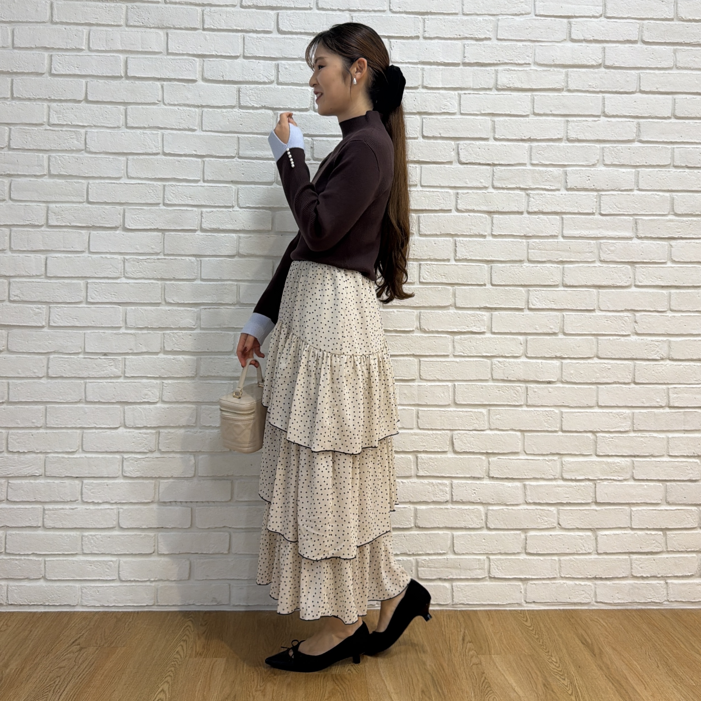 makiさんの「Couture brooch｜【配色デザインがこなれ見え】袖口スリット パール調リブニット【吸湿発熱・静電気防止・抗菌防臭・洗濯機」を使ったコーディネート