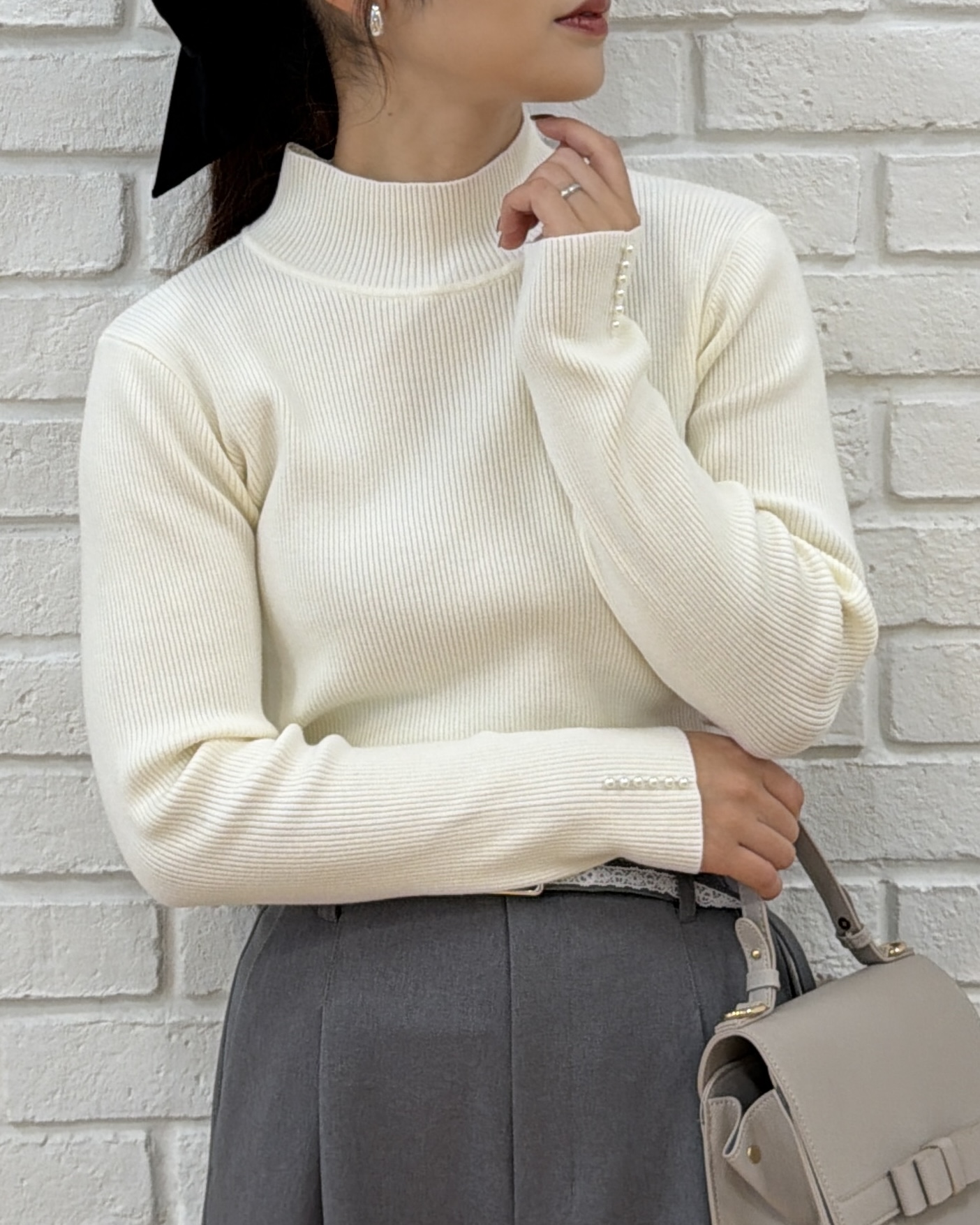 makiさんの「Couture brooch｜【大人フェミニンのBASIC】パール調リブニット【吸湿発熱・静電気防止・抗菌防臭・洗濯機可】」を使ったコーディネート