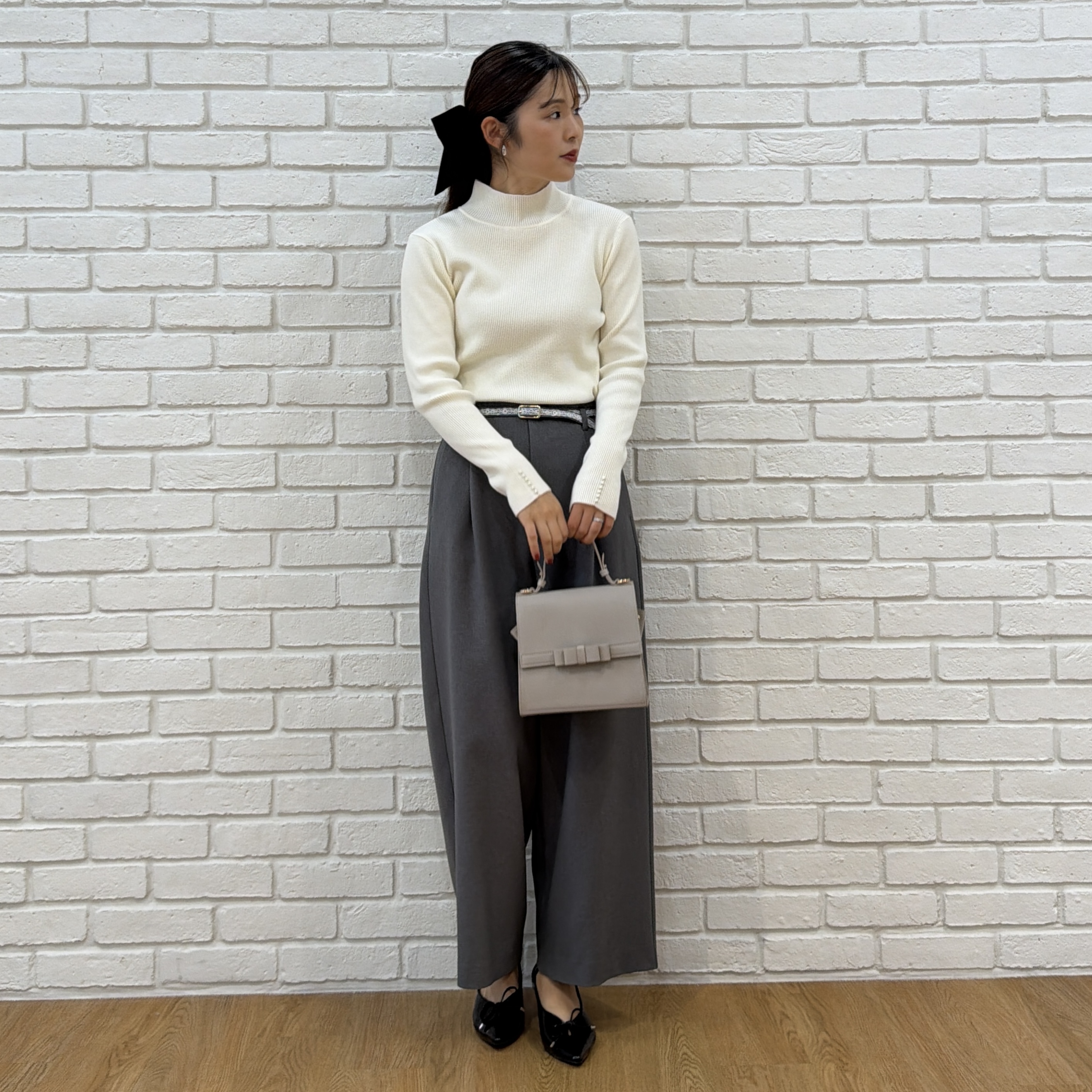 makiさんの「Couture brooch｜【大人フェミニンのBASIC】パール調リブニット【吸湿発熱・静電気防止・抗菌防臭・洗濯機可】」を使ったコーディネート