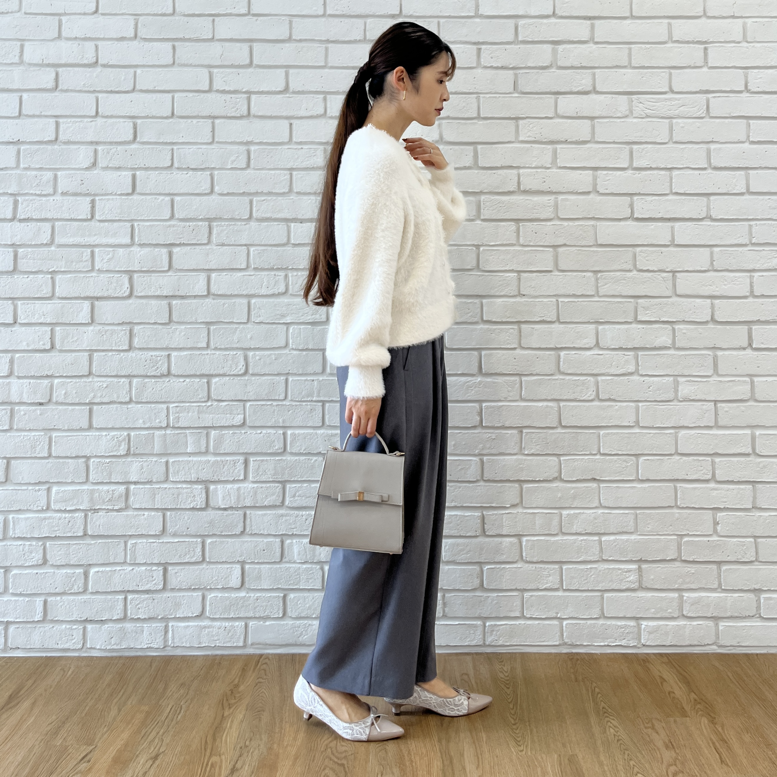 makiさんの「Couture brooch｜【ふわふわフェザー】前後2WAY ニットカーディガン」を使ったコーディネート